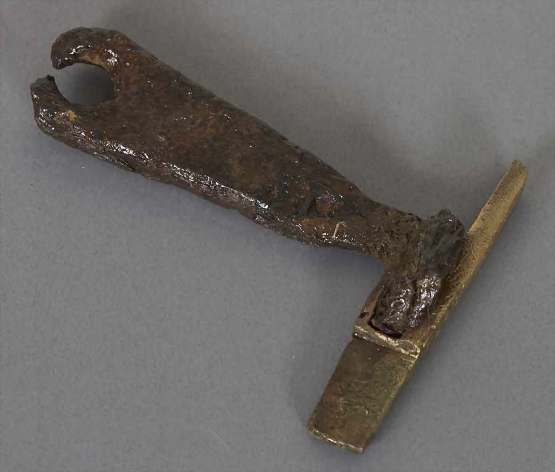 Römischer Schlüssel mit Schubriegel / A Roman key with latchMaterial: Bronze, Eisen,Länge: 8,0 cm,