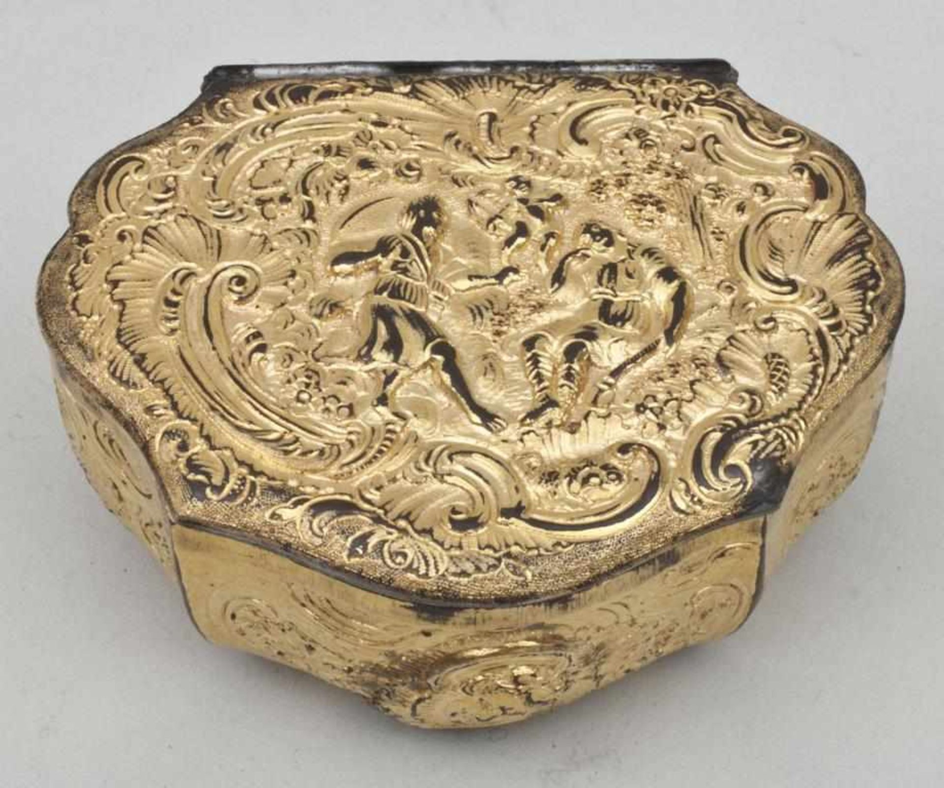 Rokoko-Tabatiere/Snuffbox, um 1770mehrpassige Bronze-Dose mit Scharnierdeckel, vergoldet.