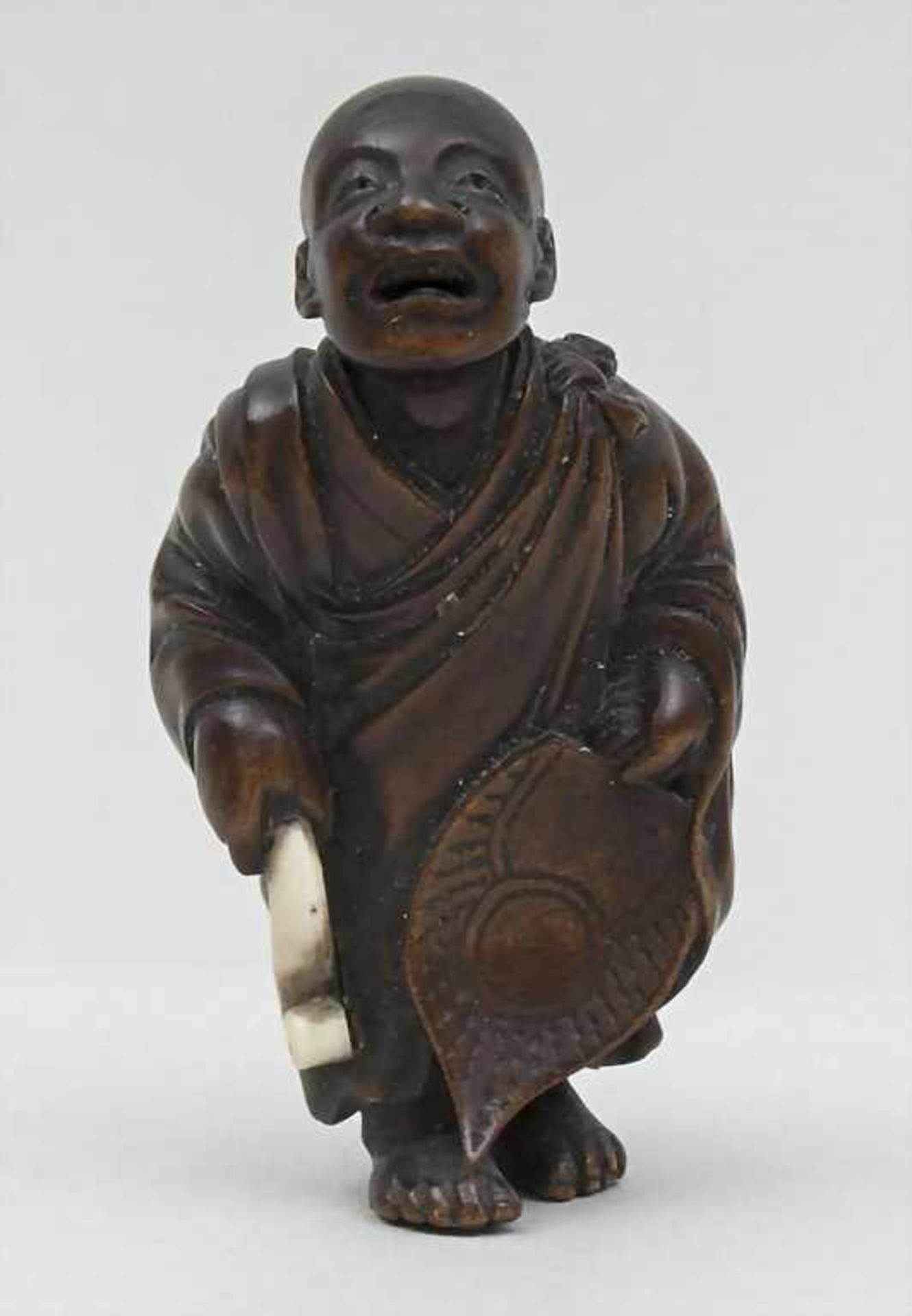 Netsuke, klagender Mönch, Buchsbaum, Japan, 19. Jh.sehr feine Darstellung eines klagenden Mönchs mit