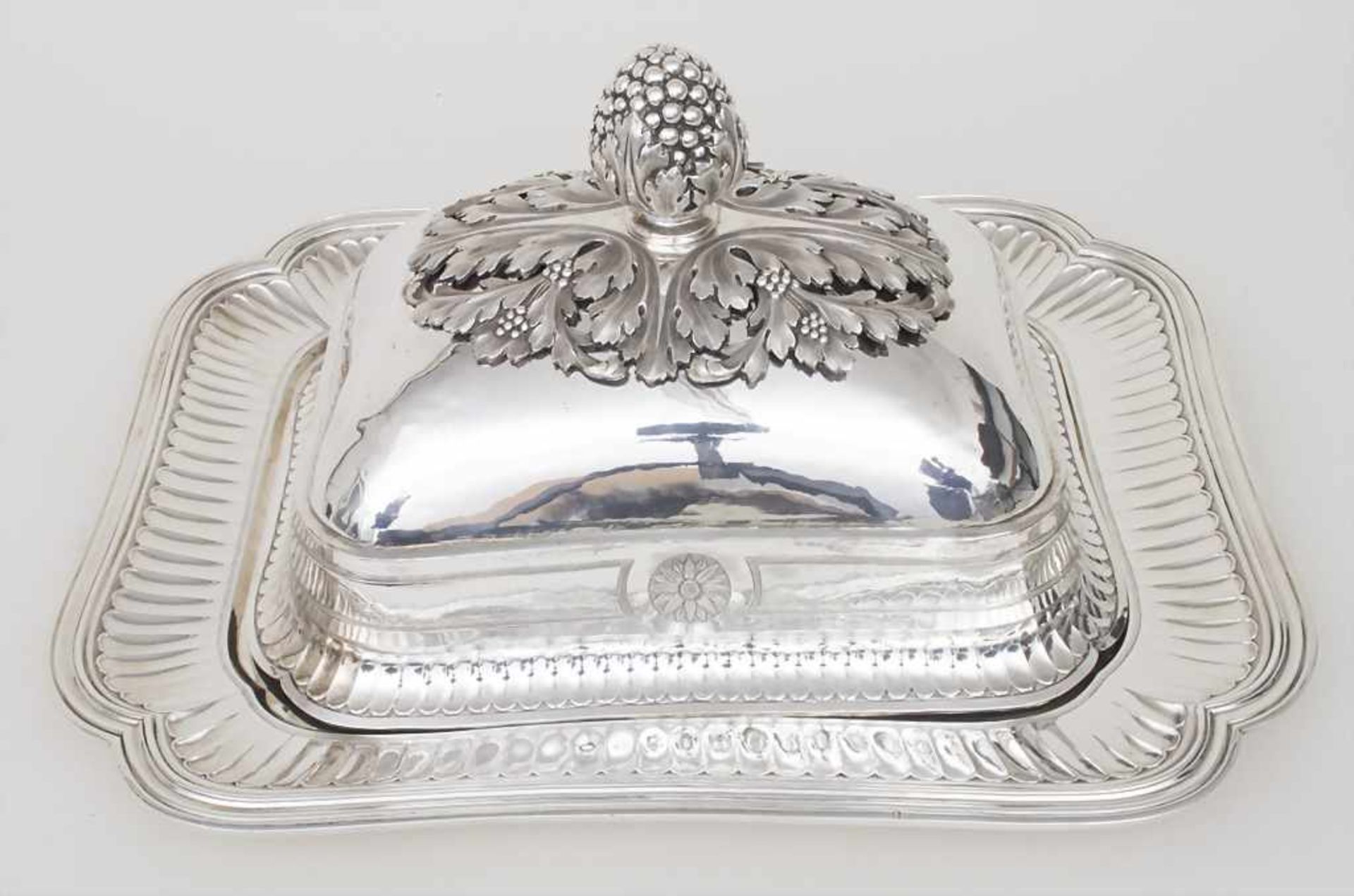 Große Silberplatte mit Glosche / A large silver plate with a cloche, Frankreich, Mitte 19. Jh. - Bild 4 aus 9