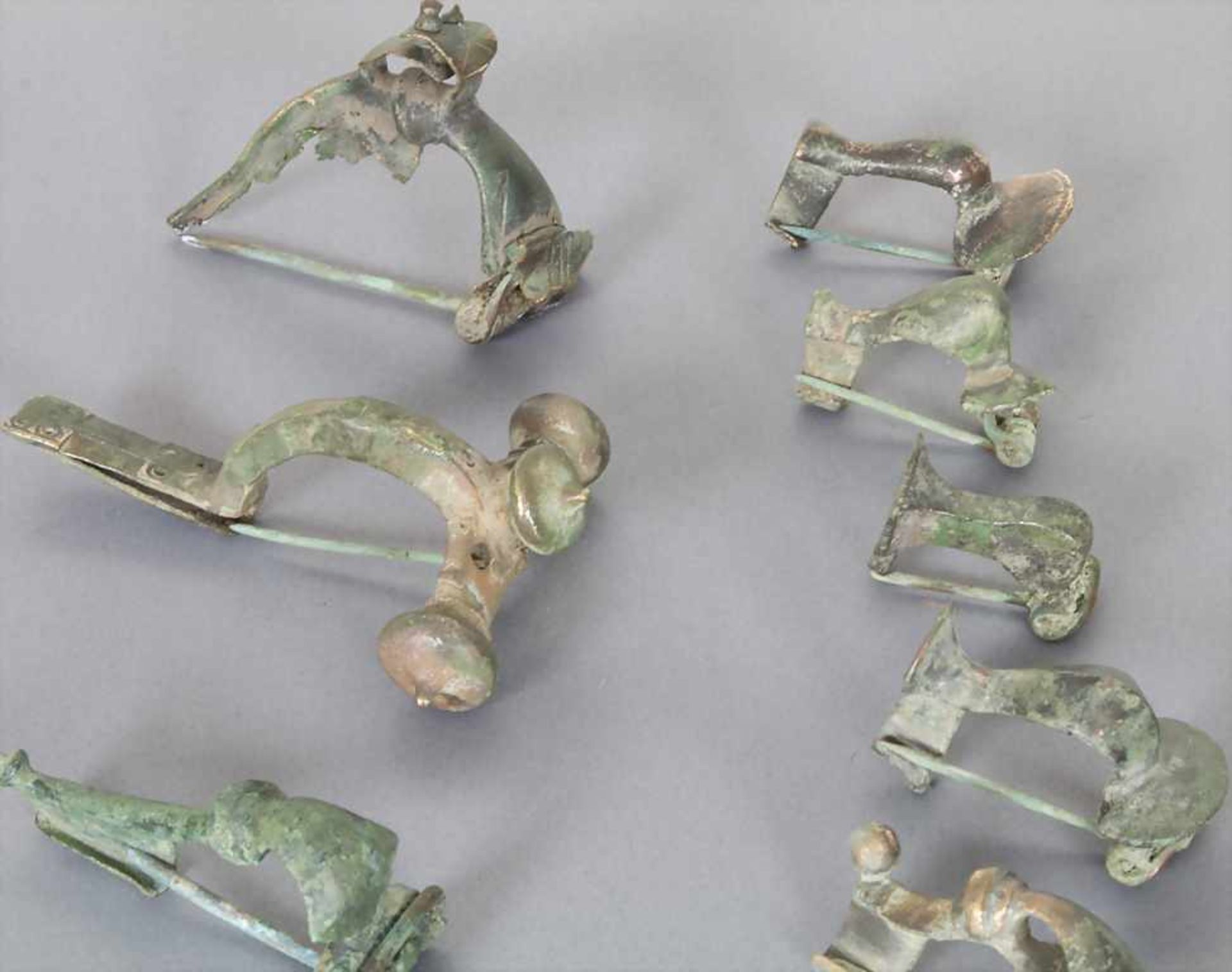 12 Keltische und Römische Fibeln / A set of 12 Celtic and Roman fibulaeMaterial: Bronze,Länge: 2,6 - Bild 2 aus 2