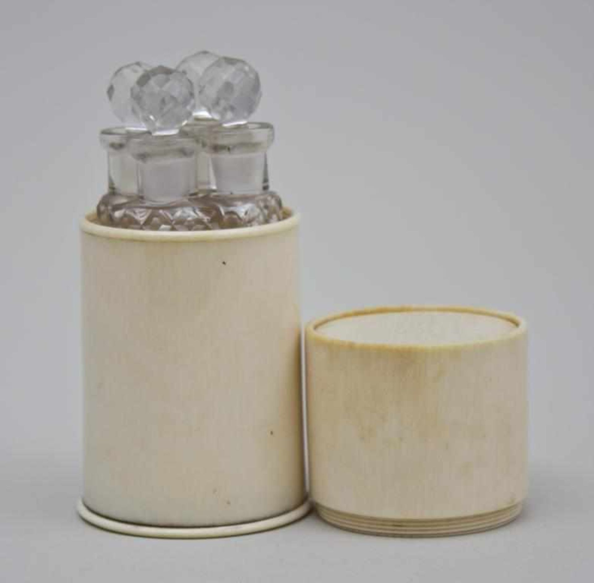 Elfenbeindose mit Kristallflakons/Ivory Box With Crystal Flasks, Frankreich, um