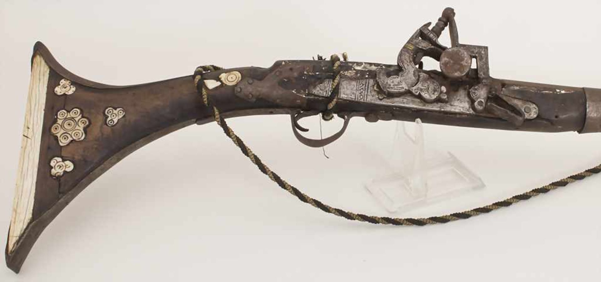 Steinschlossgewehr / A flintflock musket, Nordafrika, 19. Jh.Material: Hartholz, Eisen, - Image 6 of 7