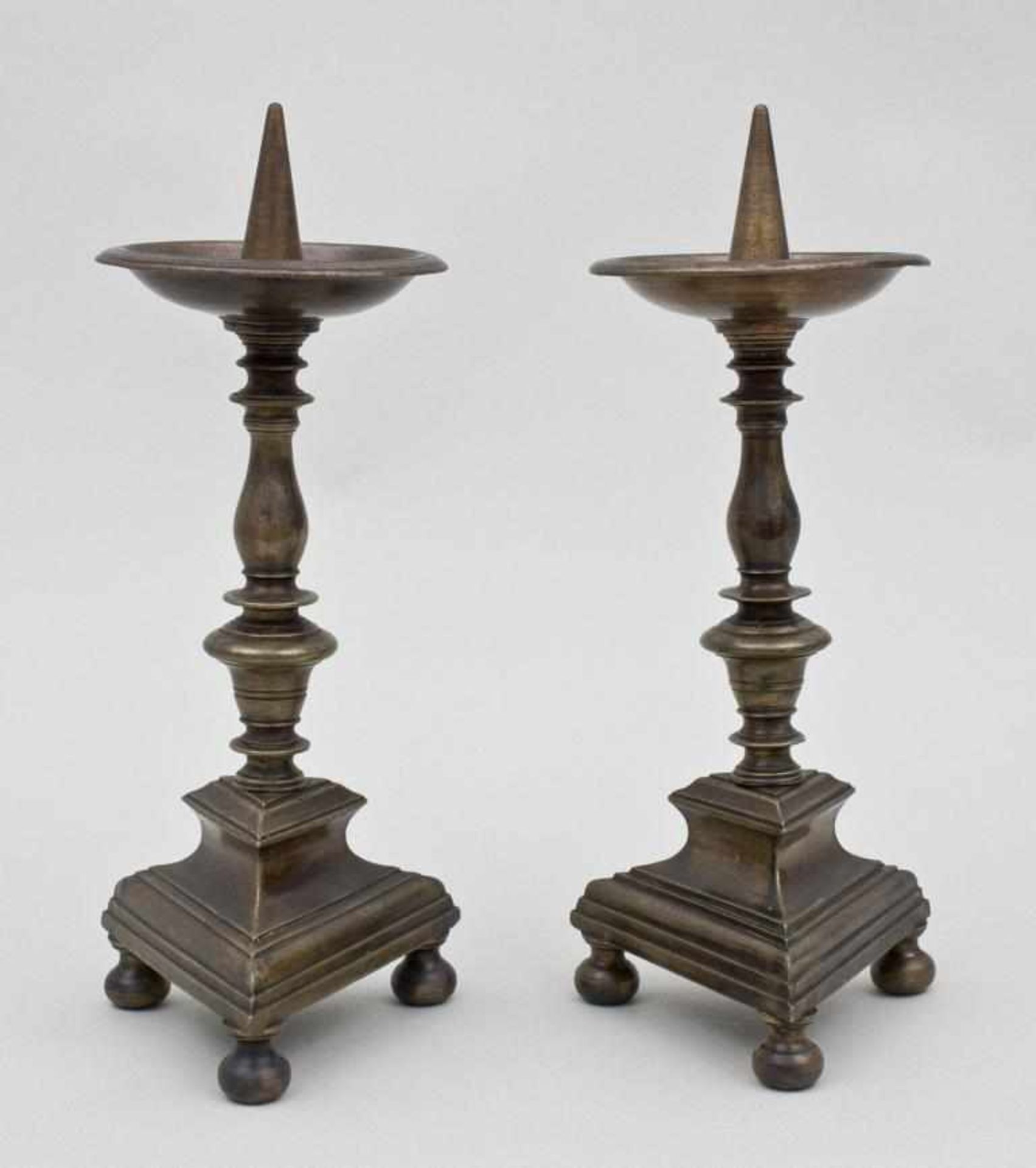 Paar Bronze-Leuchter/A Pair of Bronze Candleholder, 17./18. Jh.auf drei Kugelfüßen stehende,
