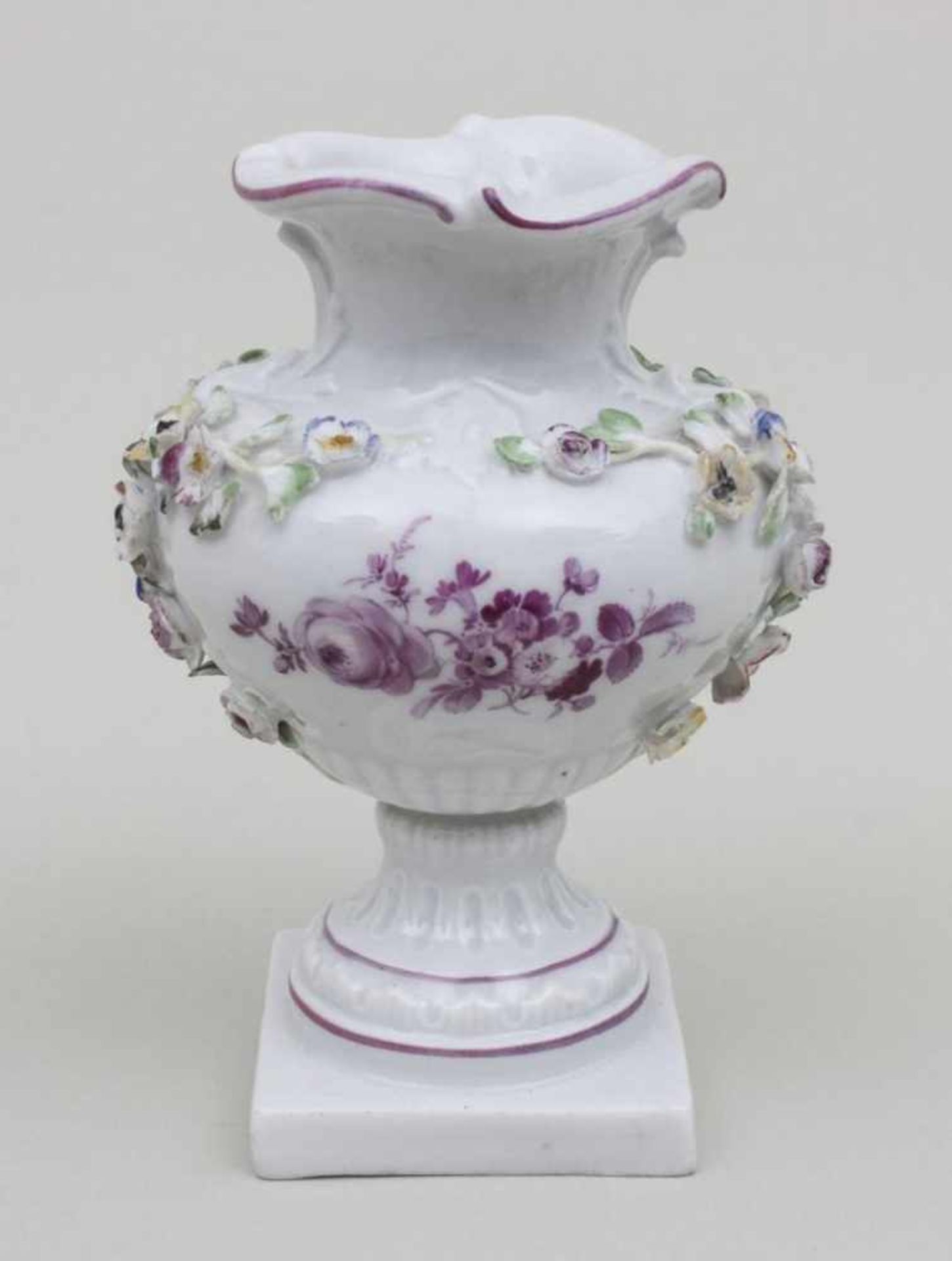 Ziervase mit plastischen Blumengirlanden / Flower Encrusted Vase, Meissen, um / ca. 1880Material: