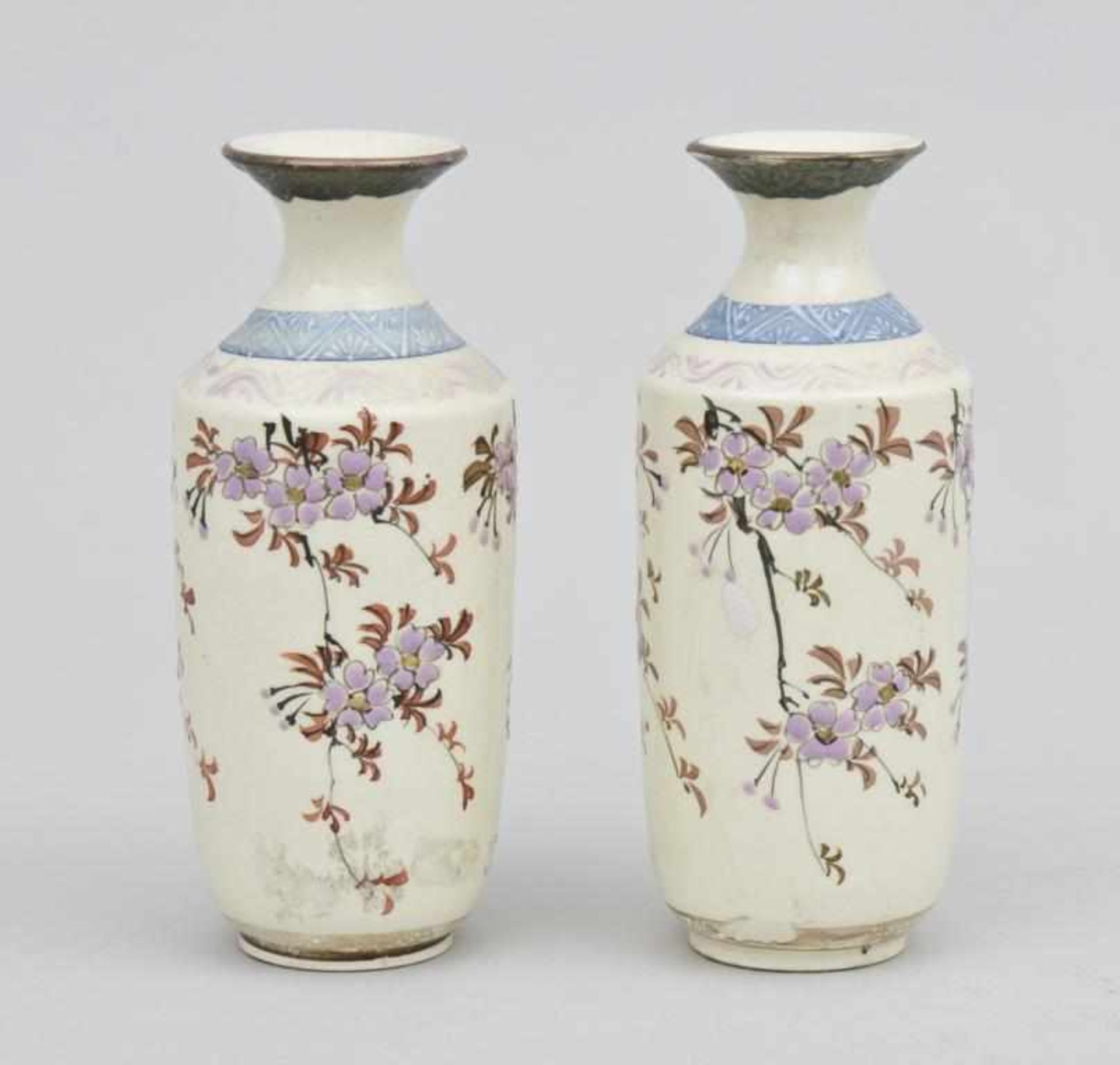 Paar Email-Väschen/A Pair of Enamel Vases, Japan, um 1880Bronze, cremefarben emailliert. Umlaufend