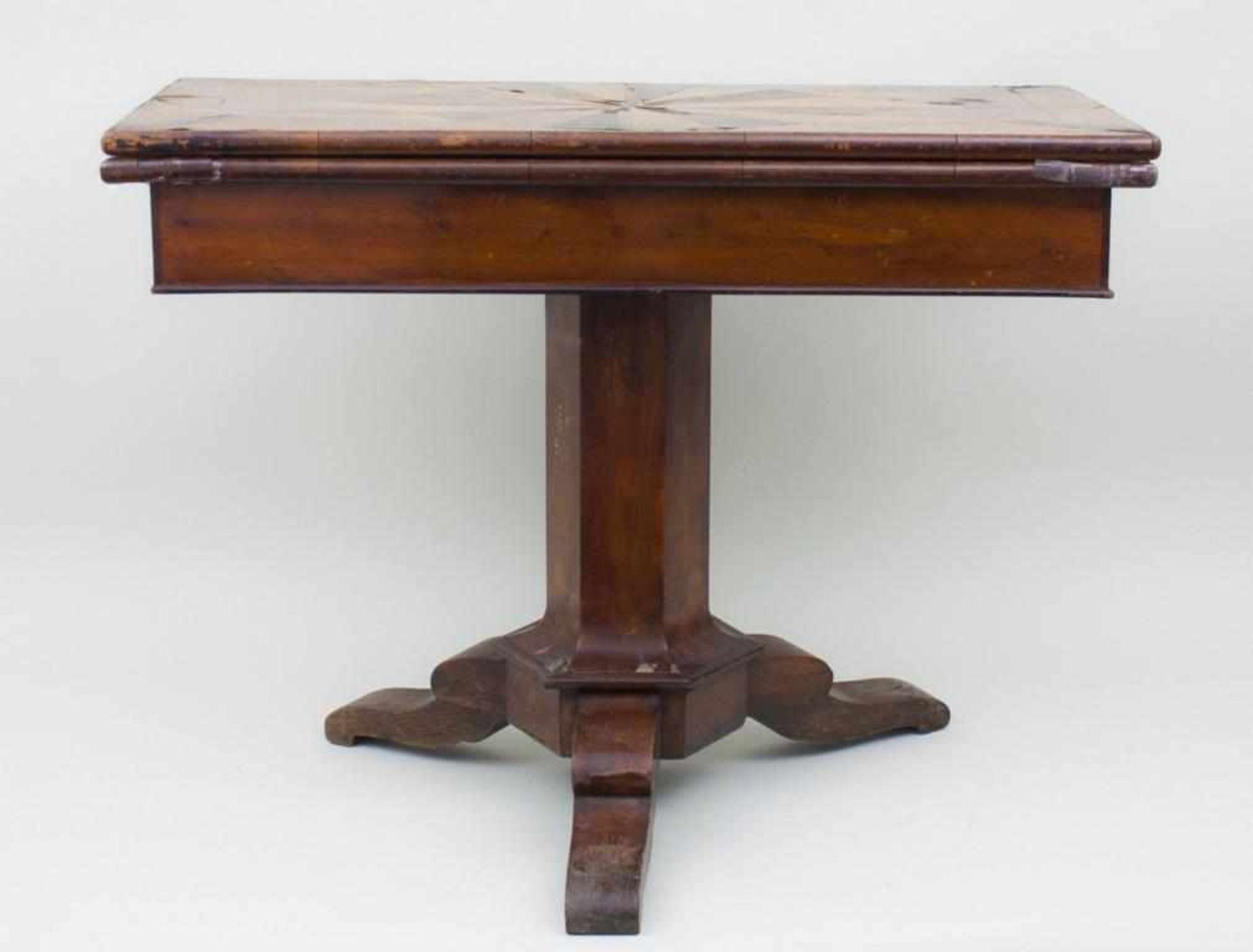 Spieltisch/ Gambling Table, Biedermeier, um 1830/1840auf achtseitiger Mittelsäule mit drei