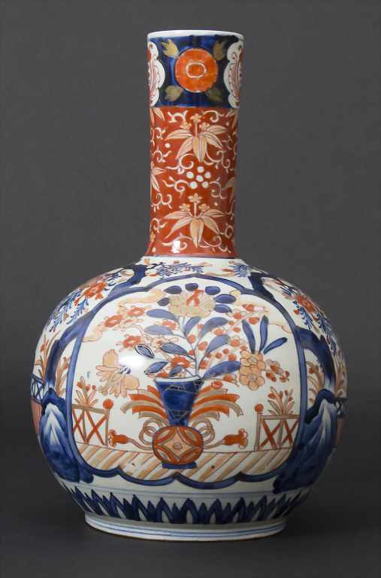 Imari-Vase / An Imari vase, Japan, um 1900Material: Porzellan, polychrom staffiert, partiell