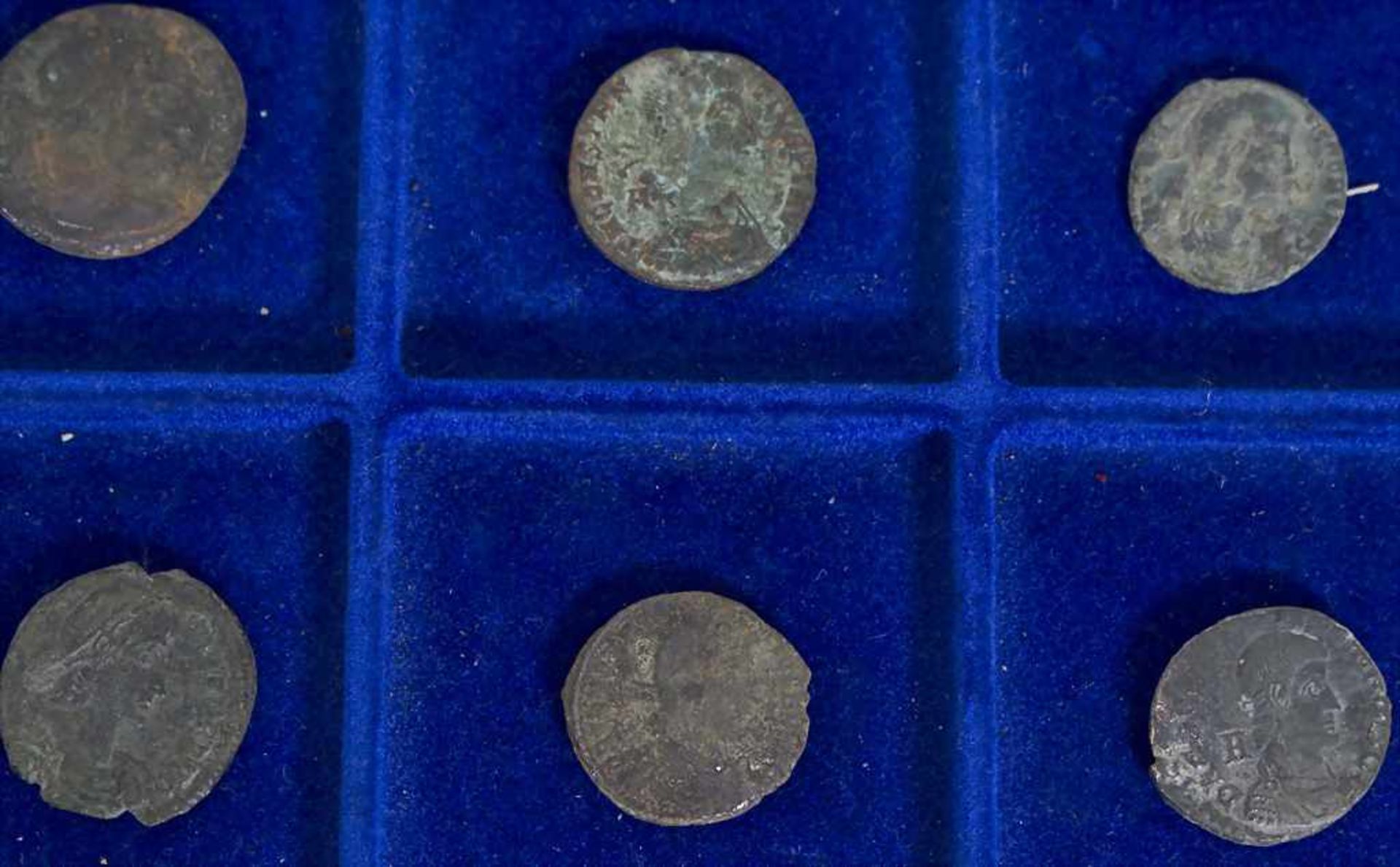 12 Römische Münzen / 12 Roman coinsMaterial: Bronze,Durchmesser: ca. 19 - 26 mm,Zustand: gut, alt - Bild 2 aus 2