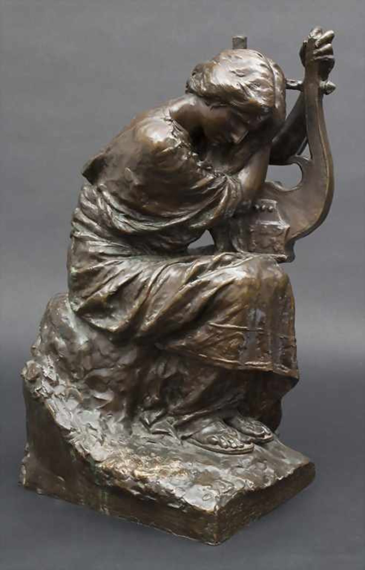 Vincenzo Alfano (1854-1917), Bronzefigur 'Junge Dame mit Lyra' / A bronze figure 'Young lady with