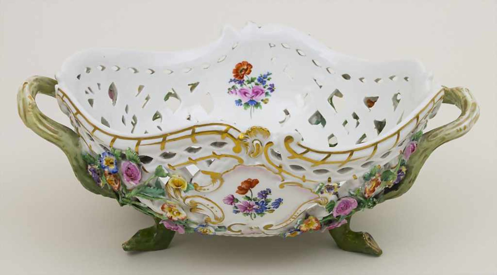 Korbschale / A basket shaped bowl, Meissen, um 1880Material: Porzellan, polychrom bemalt, glasiert,