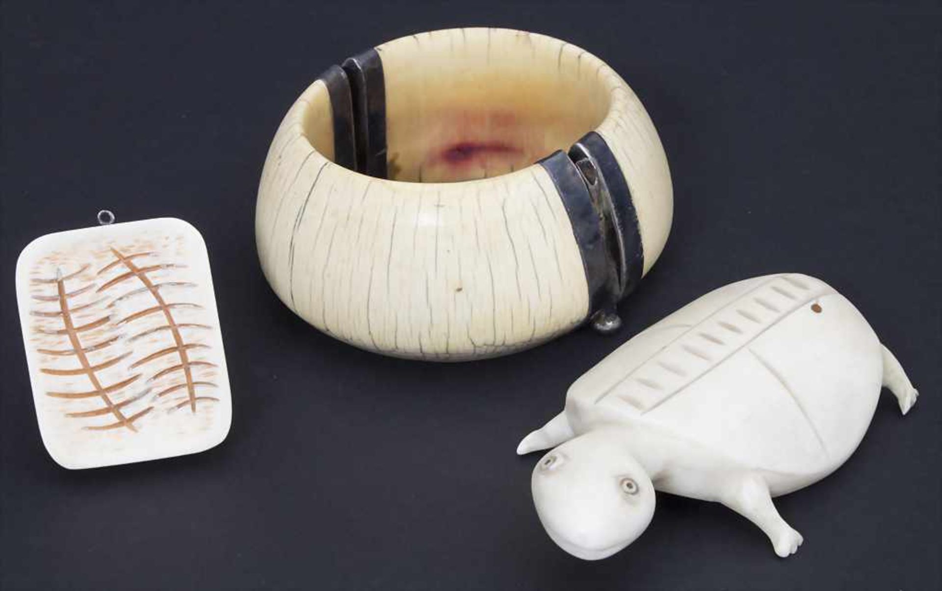 Konvolut 3 Elfenbeinobjekte / A set of 3 ivory objects, Afrika, 1920/30er JahreBestehend aus: 1