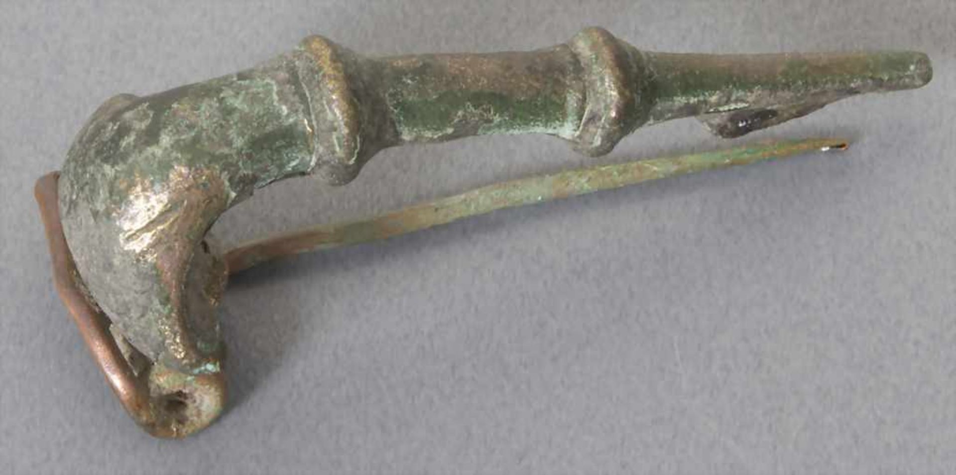 Keltische Fibel / A celtic fibulaMaterial: Bronze,Länge: 4,7 cm,Zustand: gut, alt restauriert,