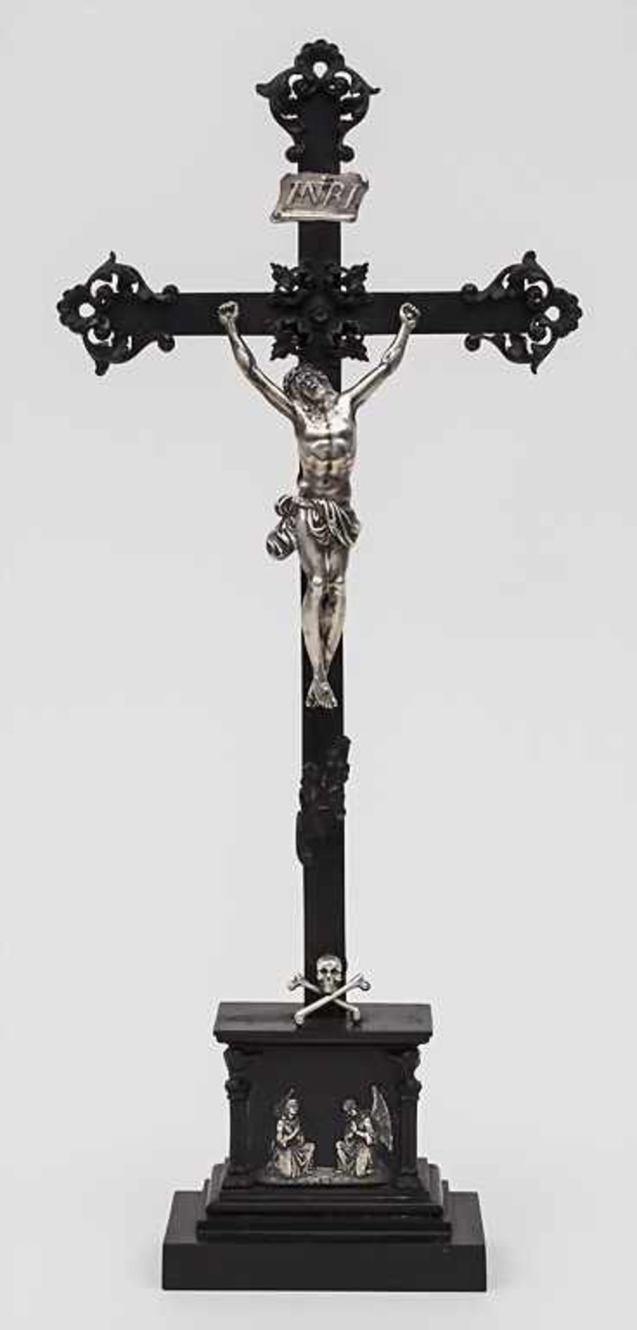 Kruzifix / Crucifix, deutsch, 19. Jh.Material: Berliner Eisen, Silber, Höhe: 52 cm,Zustand: Flügel