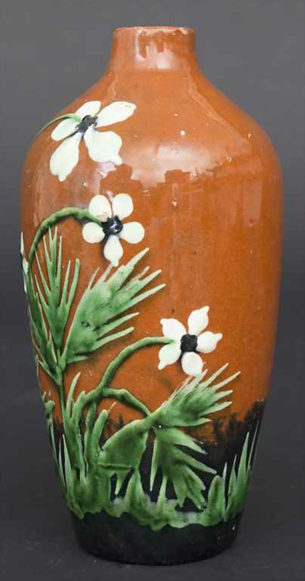 Jugendstil Majolika Vase mit weißen Blumen / An Art Nouveau majolica vase with white flowers, Max - Bild 2 aus 7