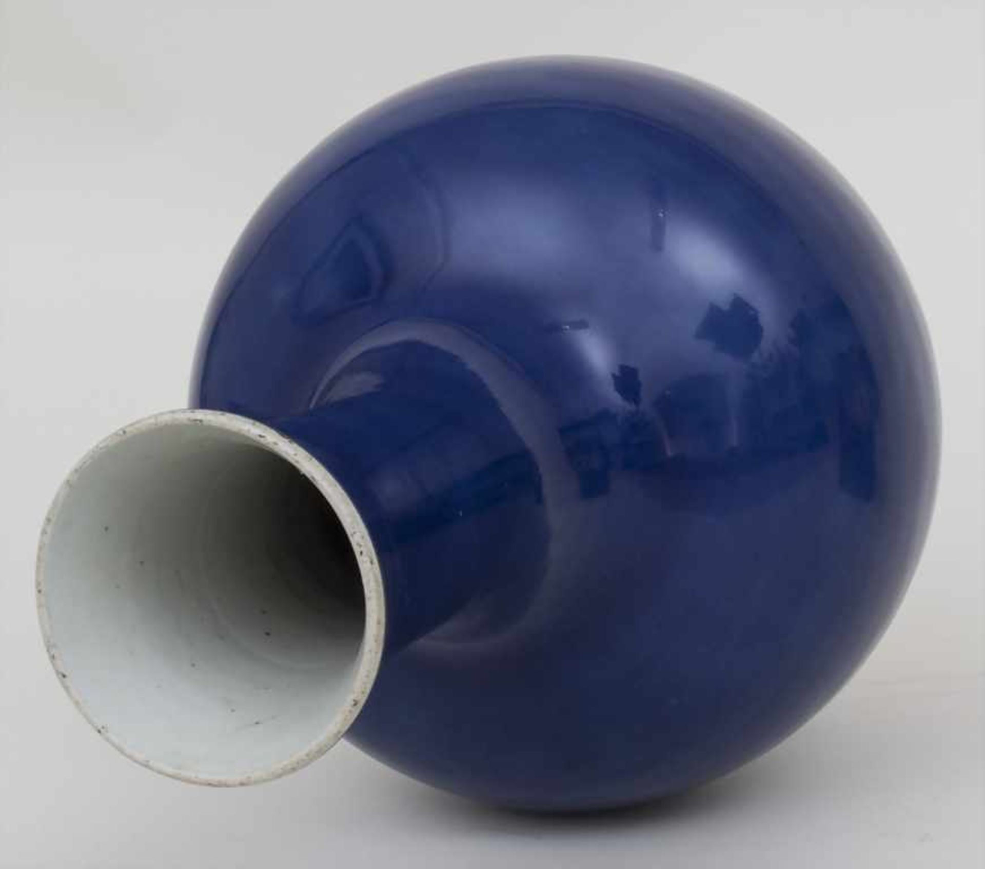 Puderblaue Porzellan-Vase / A powder blue porcelain vase, China, 18. Jh.Material: Porzellan, - Image 2 of 4