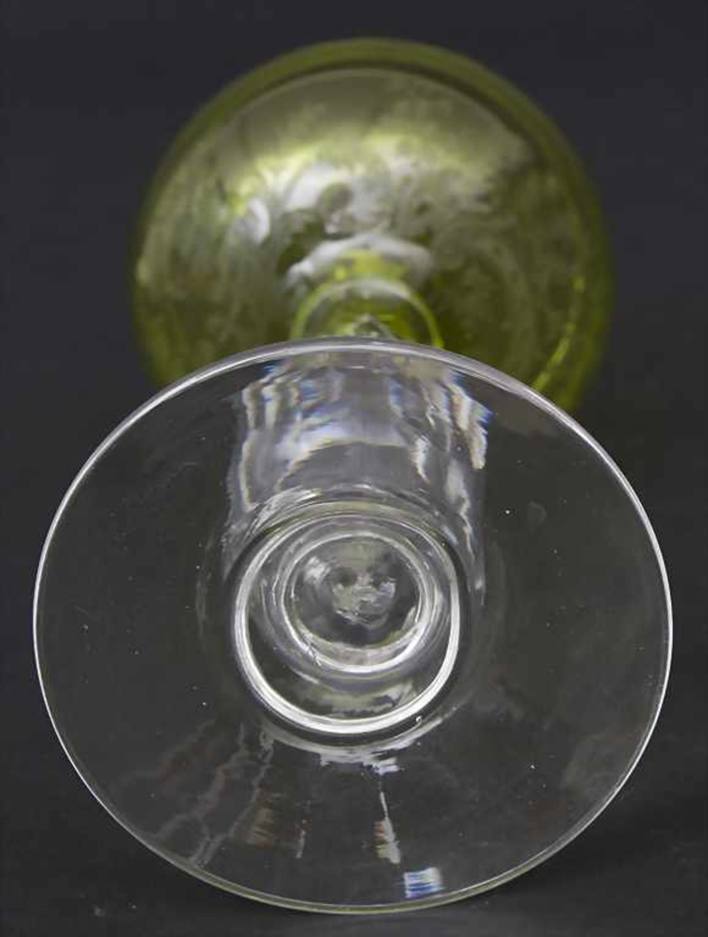 Satz 5 Weingläser mit Rocaillerankendekor / A set of 5 wine glasses with rocaille tendrils, - Bild 2 aus 3