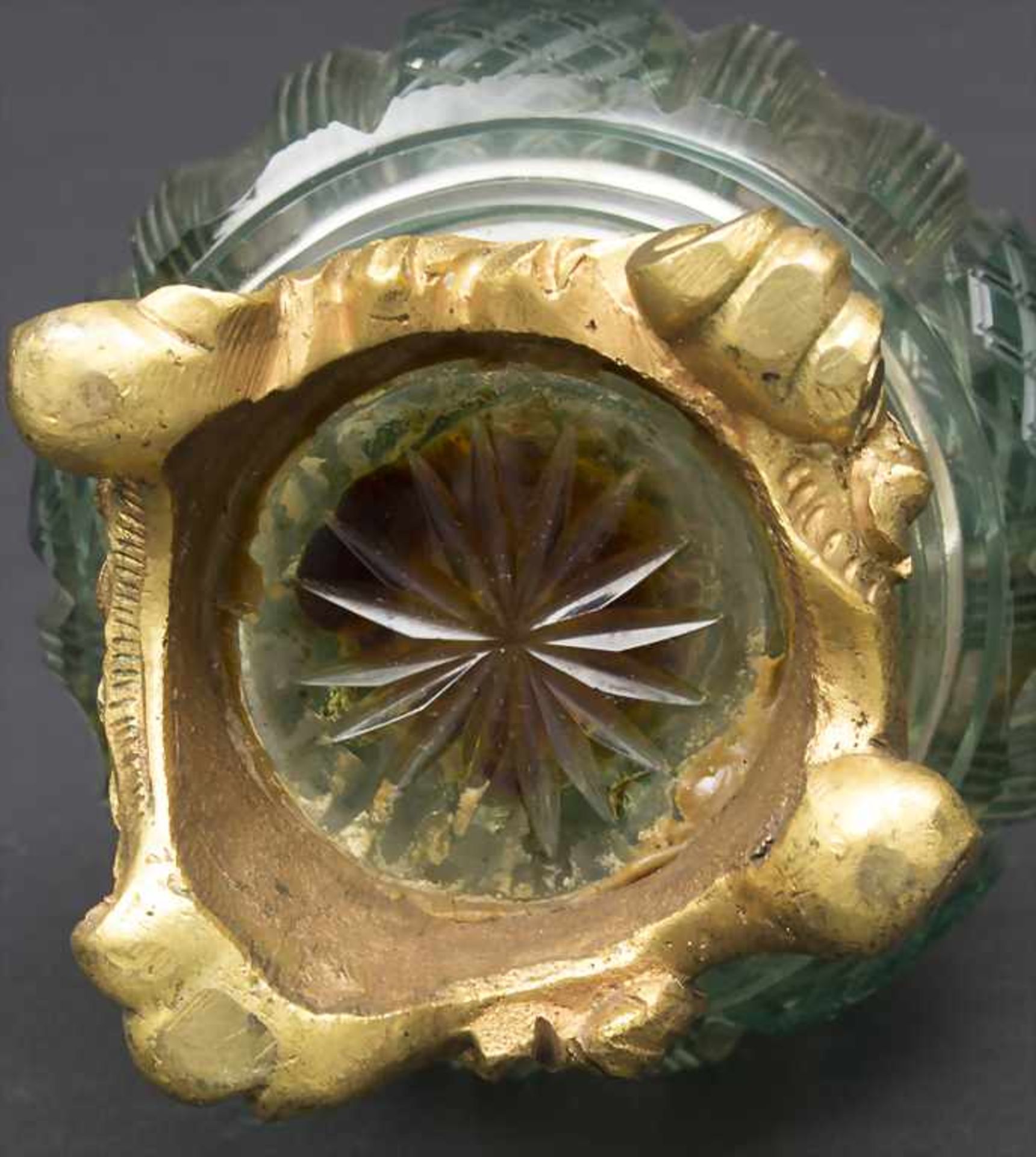 Glaskaraffe mit Bronzemontur / A glass bottle with bronze mounts, Frankreich, Anfang 19. Jh. - Bild 3 aus 3