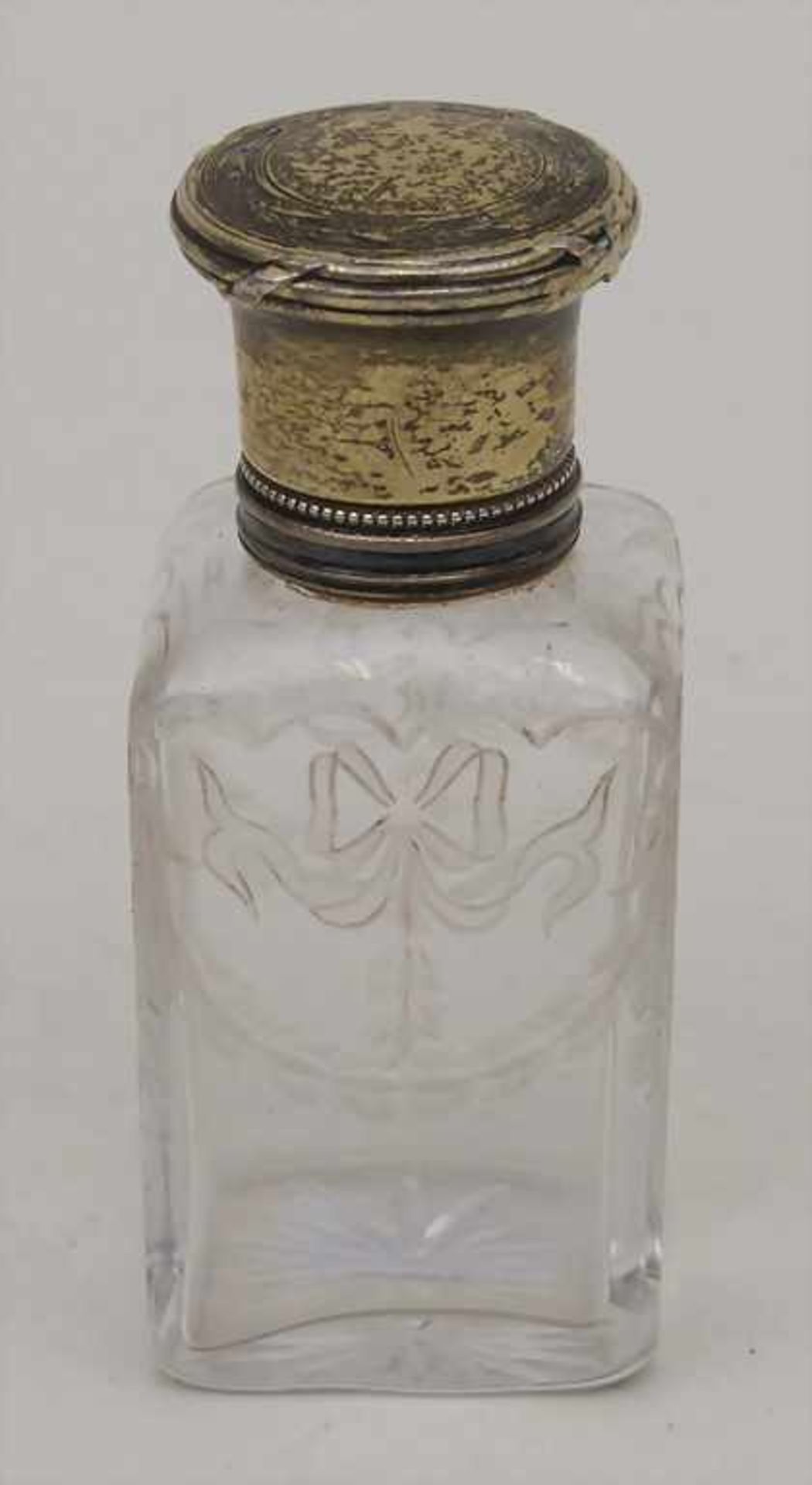 Kleiner Parfümflakon / A small perfume bottle, Paris, um 1900Material: Kristallglas, geschliffen,