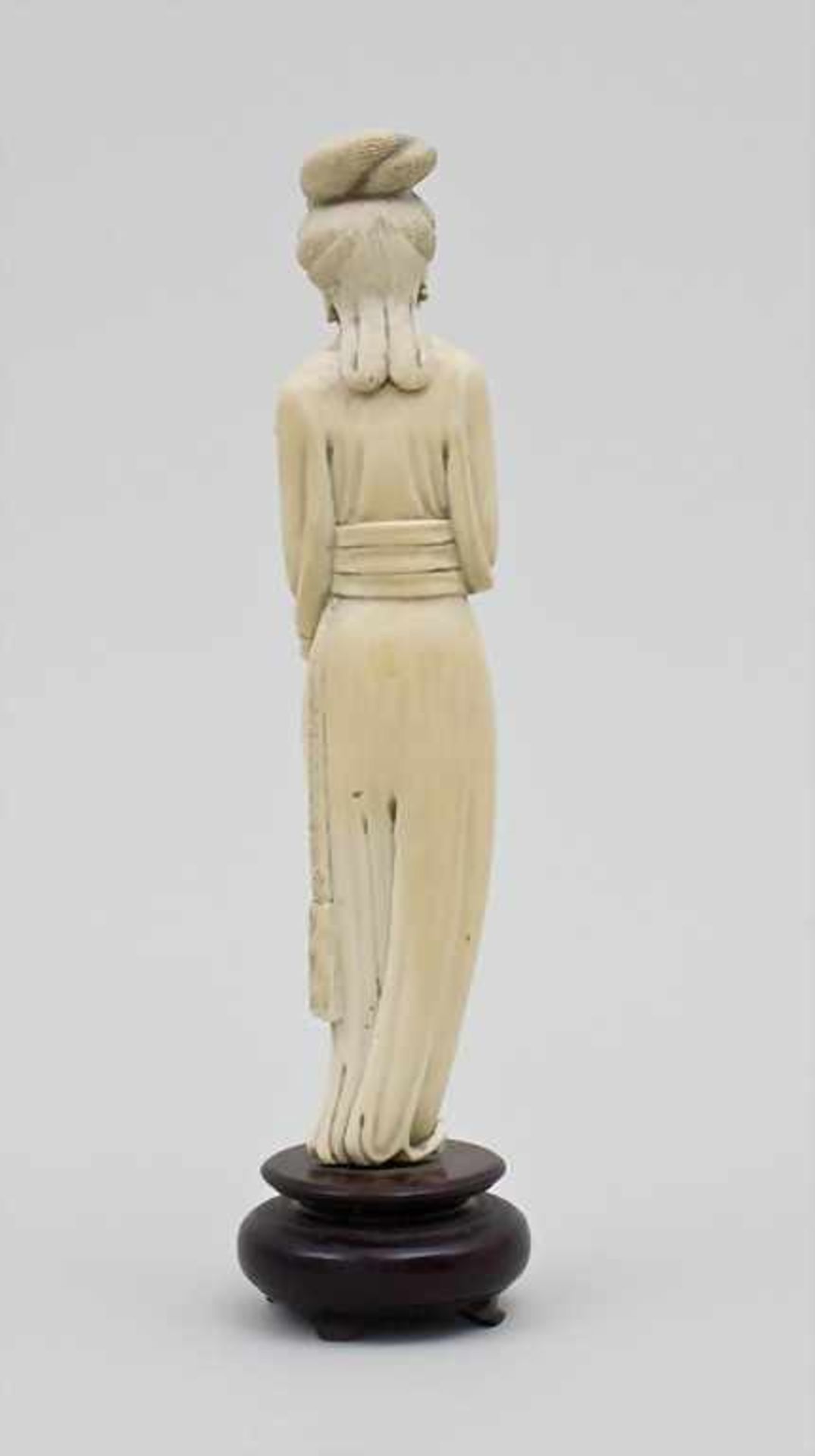 Geisha, Okimono, Japan, Ende 19. Jh.Bein. Stehende Figur, plastisch geschnitzt. In ihrer linken Hand - Image 3 of 3