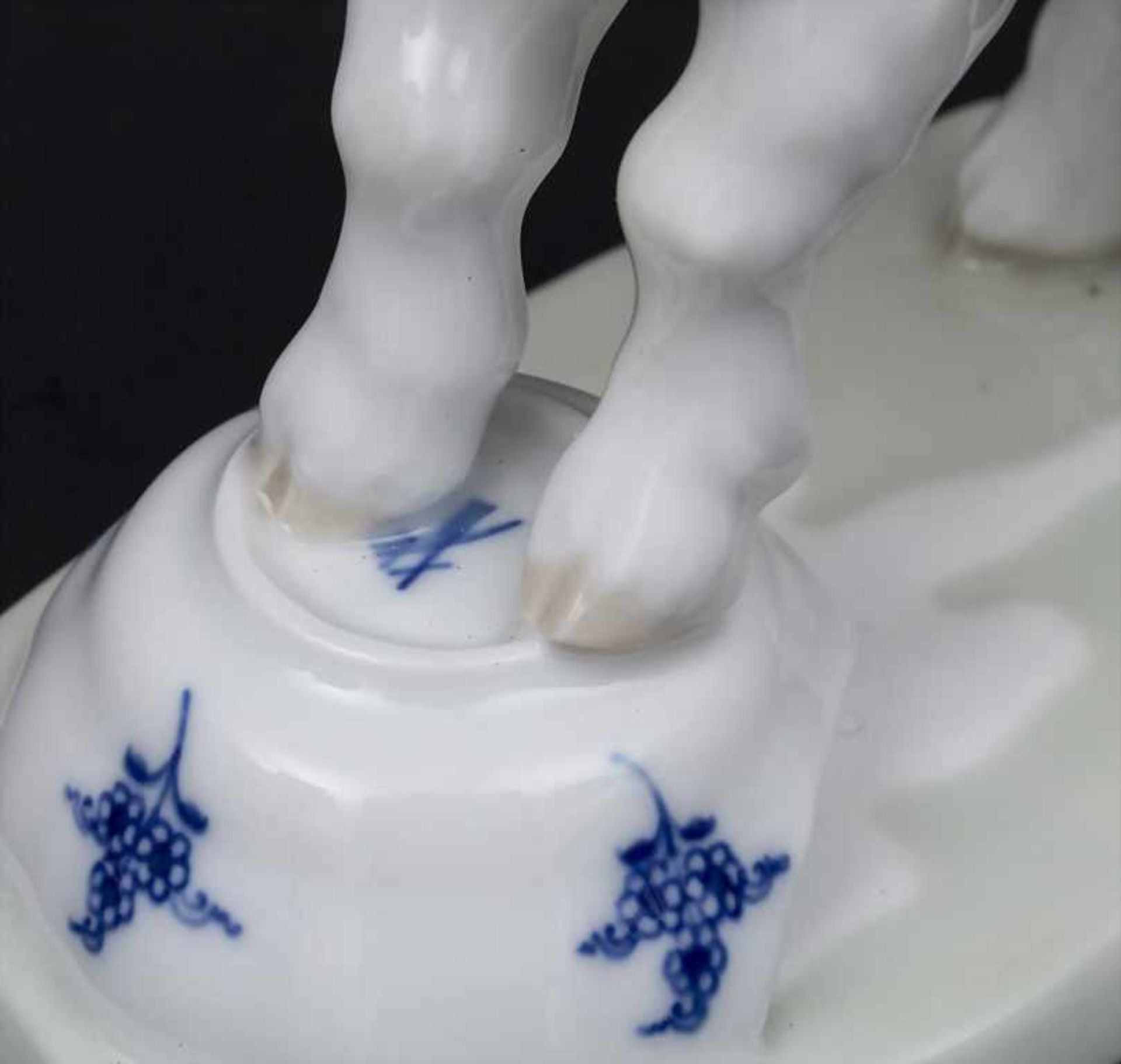 Ziege auf Meissener Zwiebelmuster-Milchschale / A goat standing on a milk pot with onion pattern, - Bild 3 aus 4