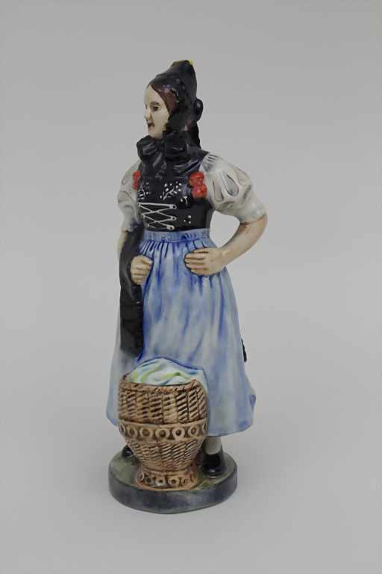 Trachtenfigur 'Tribergerin' / A costumed woman from the Black Forest, Karlsruher Majolika, um - Image 3 of 4