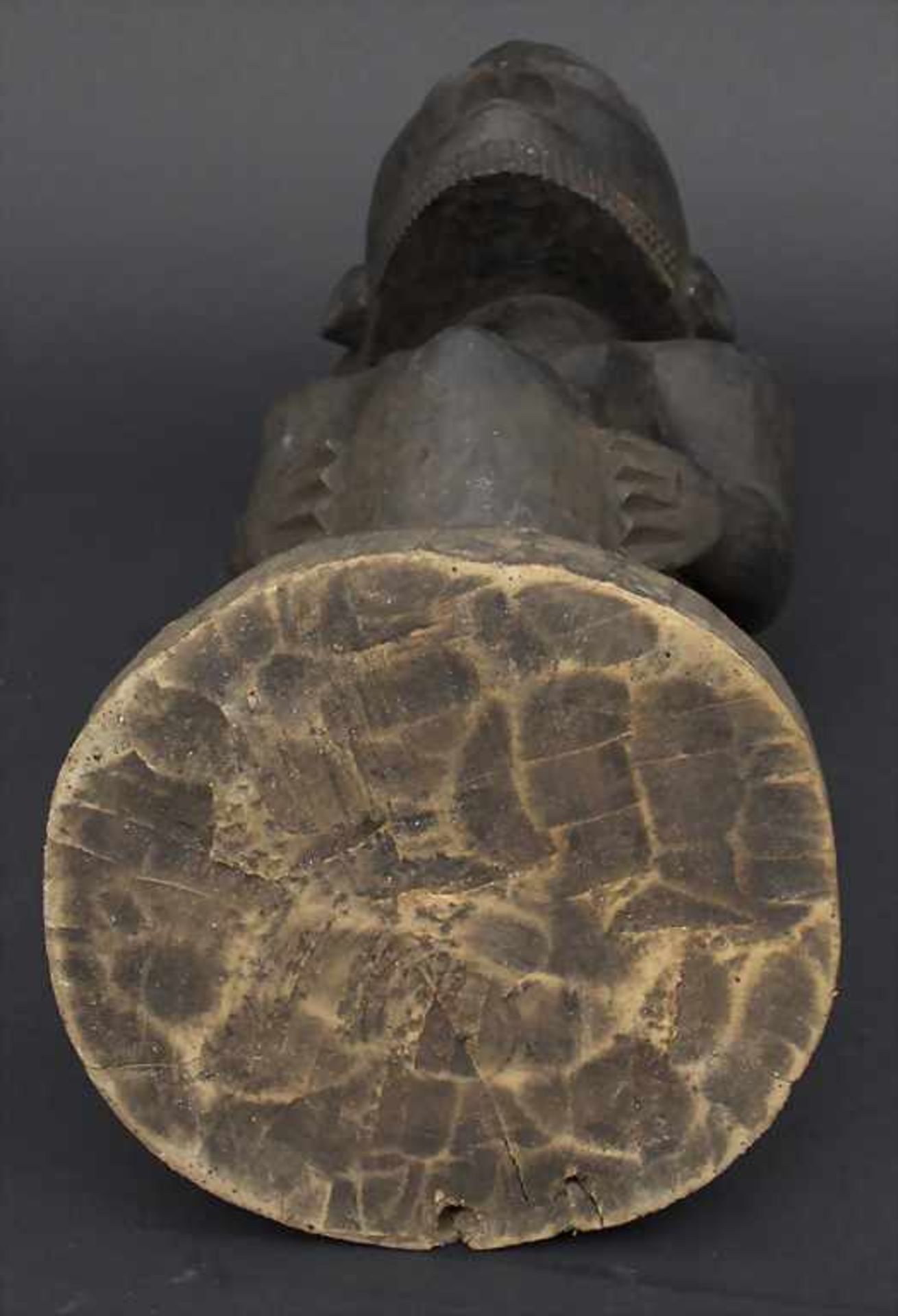 Ahnenfigur / An ancestor figur, Hemba, KongoMaterial: Holz, dunkle Krustenpatina,Höhe: 52,5 cm, - Image 4 of 4
