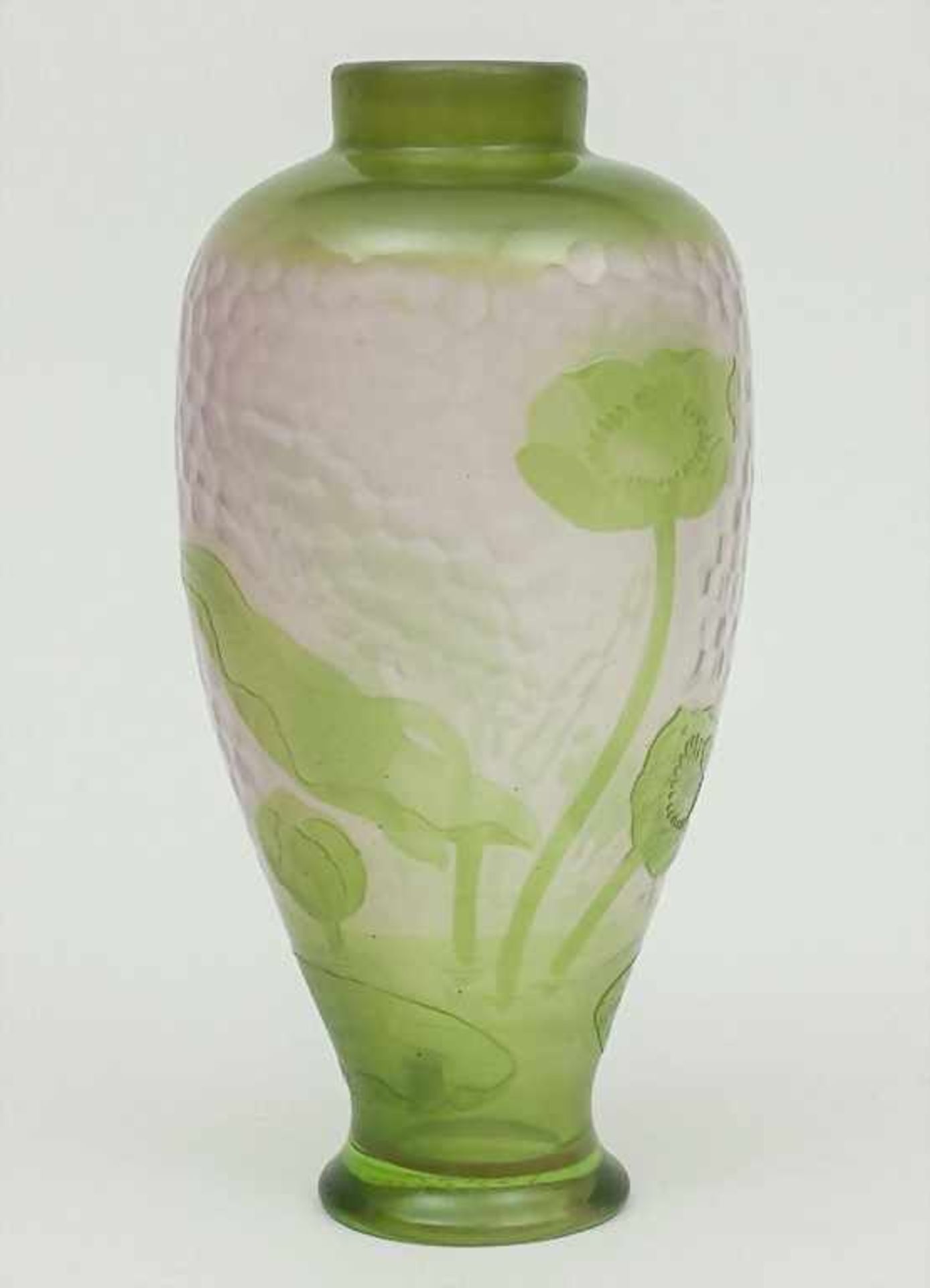Jugendstil-Vase, Daum Frères, Nancy, um 1900durchsichtiges Glas, zartgrün überfangen, umlaufend