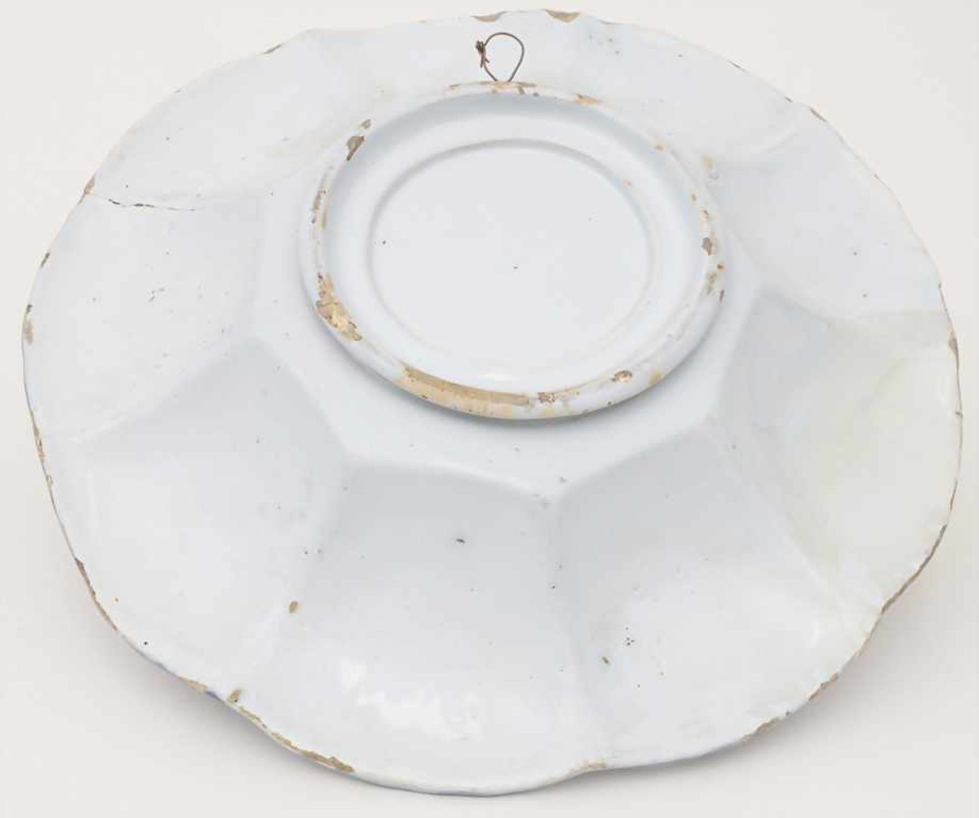 Fayence-Buckelschale mit Chinoiserien / A faience bowl, wohl Hanau, 18. Jh.Material: Keramik, mit - Image 4 of 6