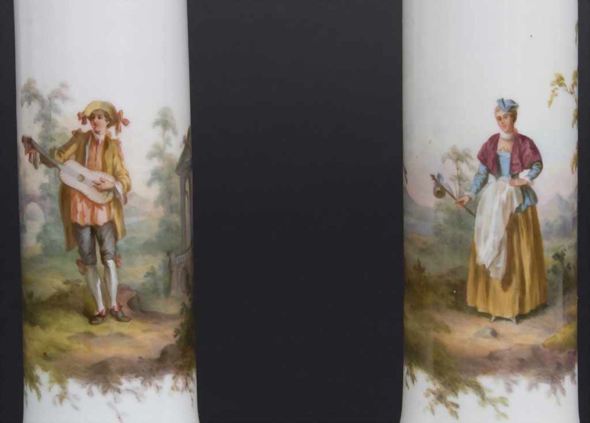 Paar Kerzenleuchter mit galanten Szenen / A pair of candlesticks with courting scenes, Meissen, - Bild 8 aus 11