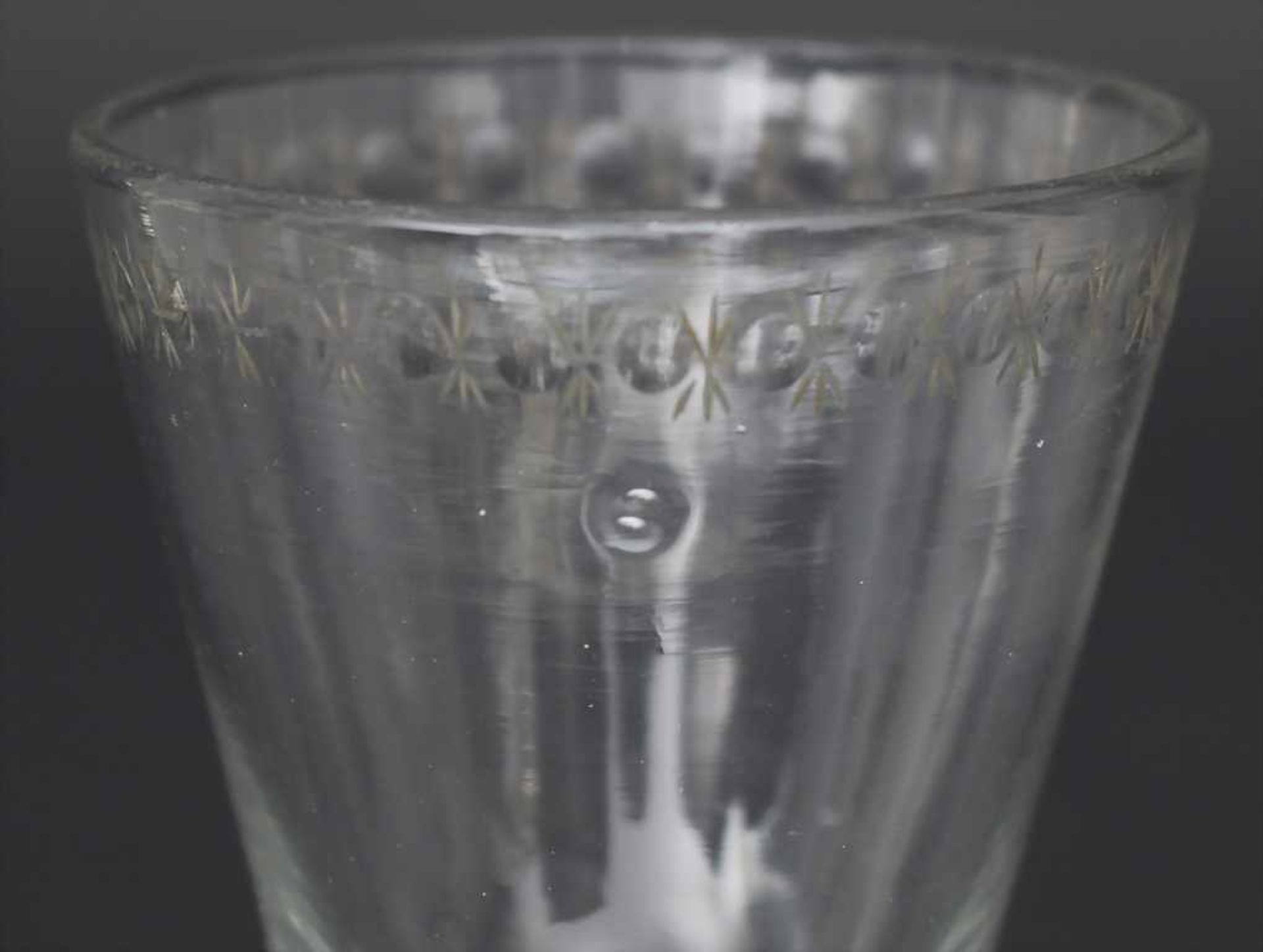 Kelchglas mit Schliffdekor / A goblet with cut frieze, 18. / 19. Jh.Material: farbloses Glas, - Image 4 of 4