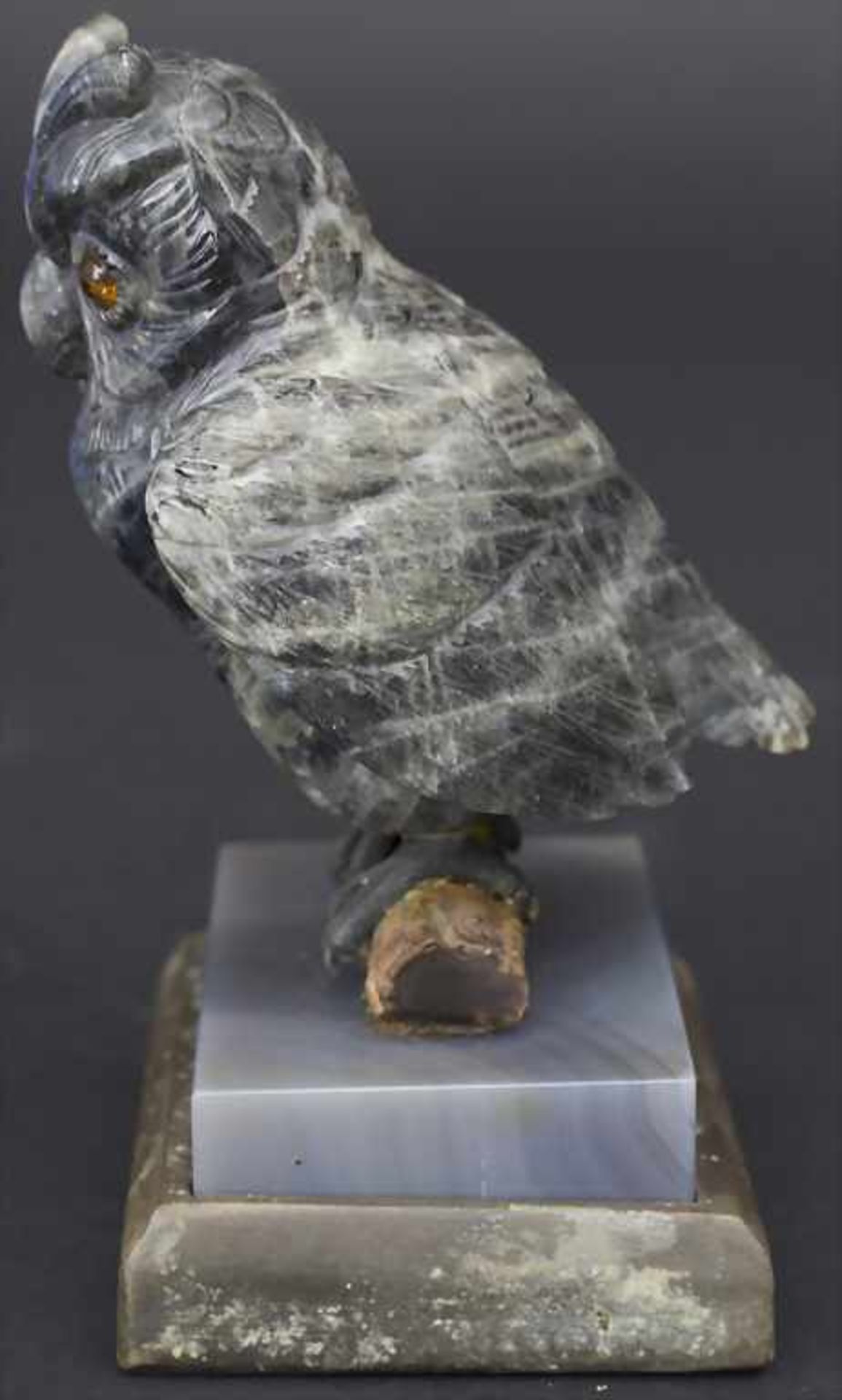 Labradorit-Schnitzerei 'Eule' / A labradorite carving 'Owl'Material: Labradorit, geschnitzt, auf - Bild 2 aus 5