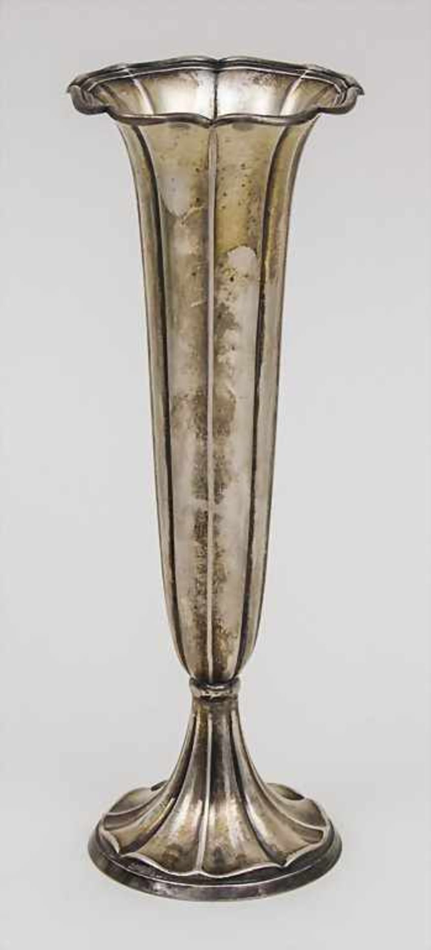 Vase / A silver vase, Gottlieb Kurz, Schwäbisch Gmünd, um 1900Material: Silber,Punzierung: 800 mit