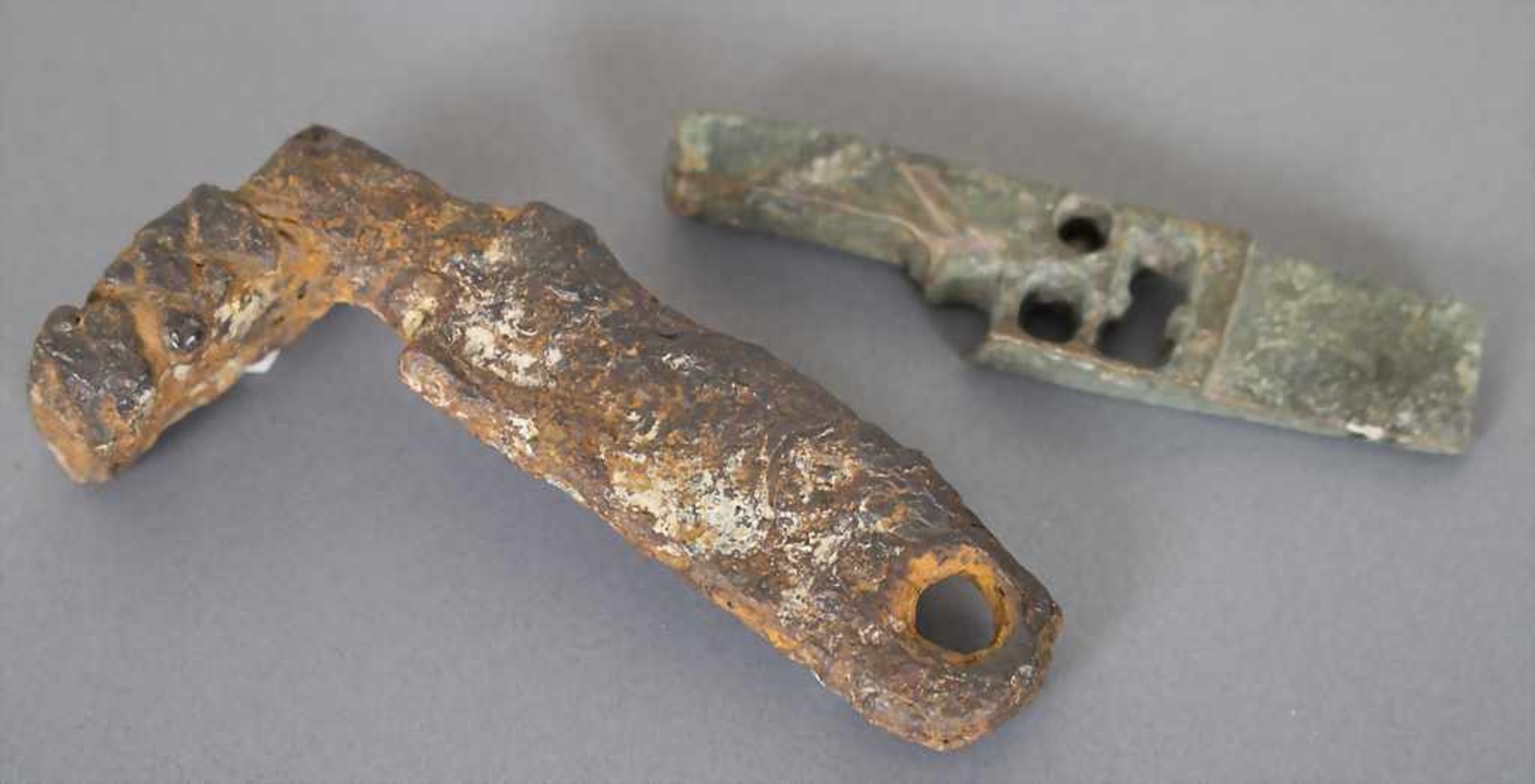 Römischer Schlüssel mit Schubriegel / A Roman key with latchMaterial: Bronze, Eisen,Länge: 6,7 und