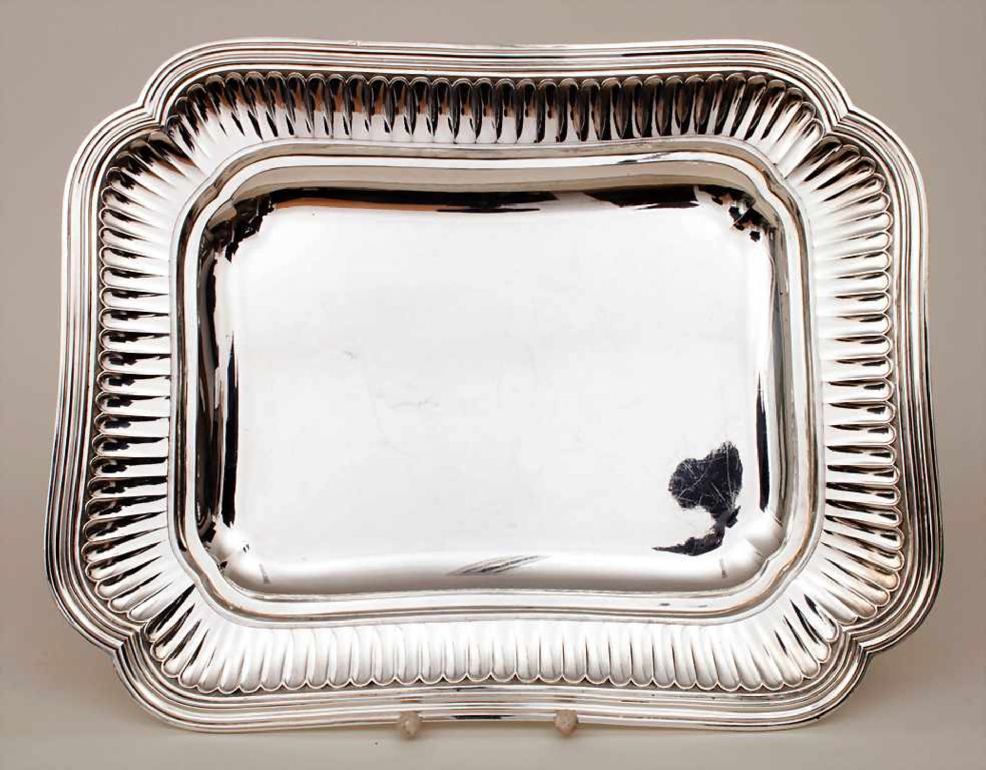 Große Silberplatte mit Glosche / A large silver plate with a cloche, Frankreich, Mitte 19. Jh. - Bild 7 aus 9