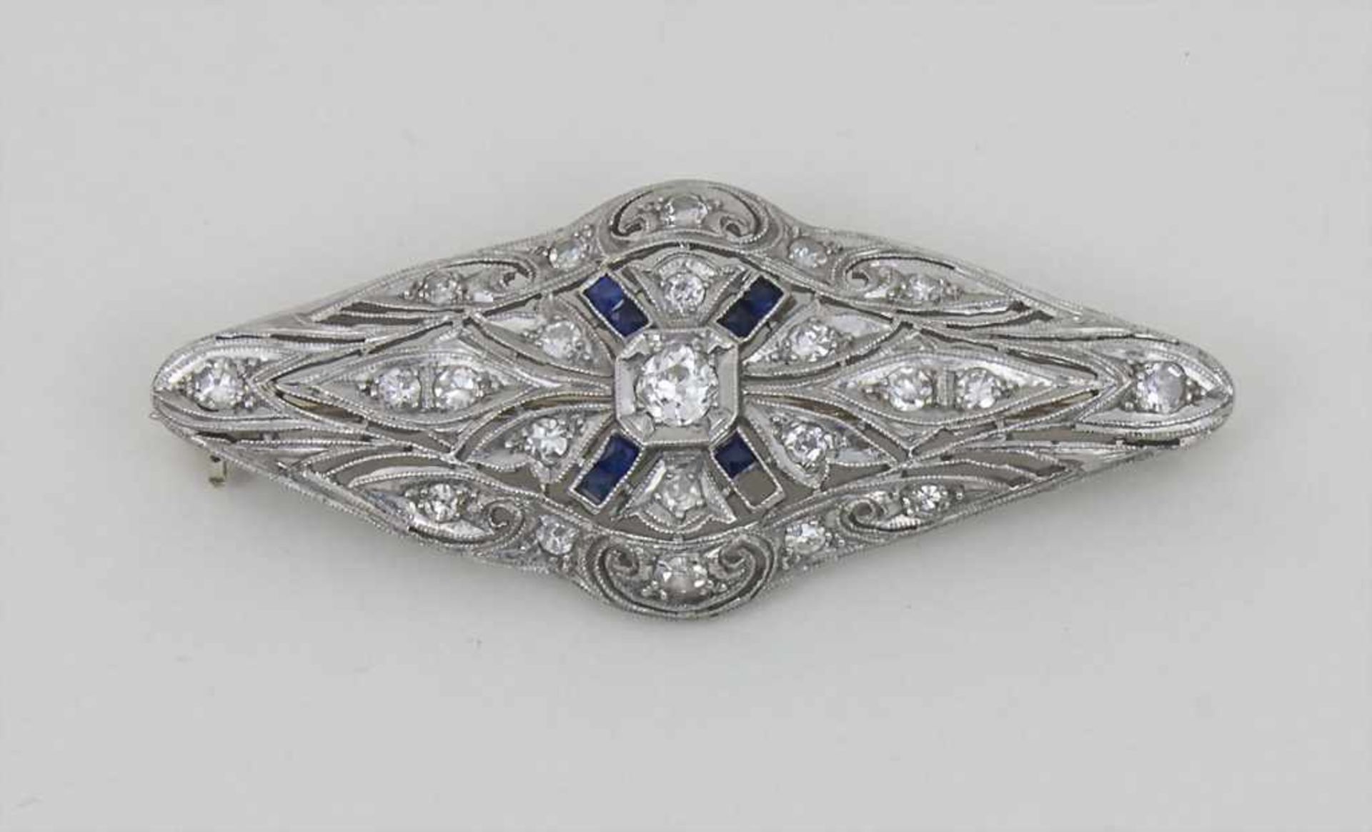 Diamant-Saphir-Brosche / Diamond-Sapphire BroochMaterial: Weißgold 750/000 18 Kt, 23 Diamanten u.