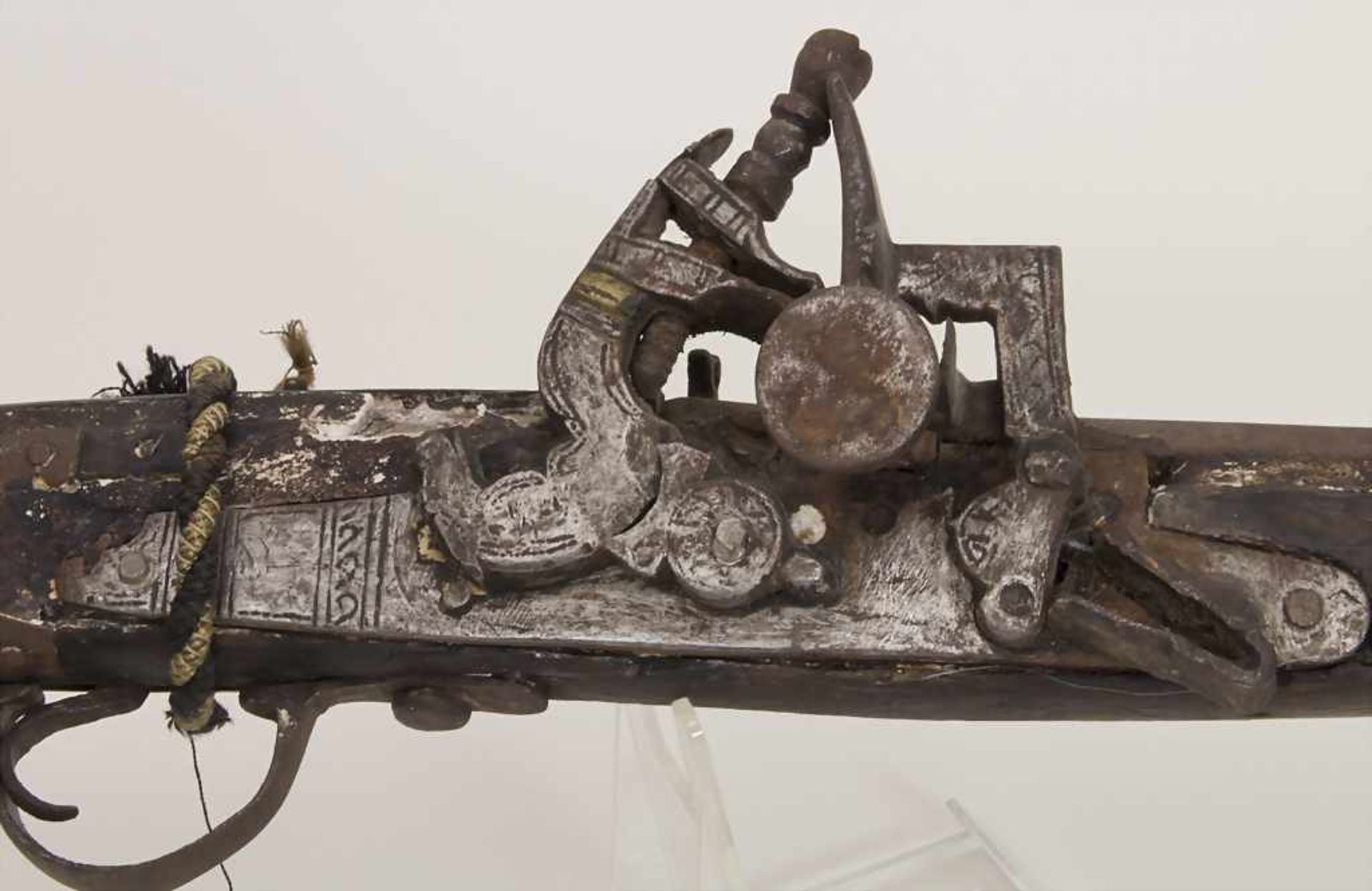 Steinschlossgewehr / A flintflock musket, Nordafrika, 19. Jh.Material: Hartholz, Eisen, - Image 7 of 7