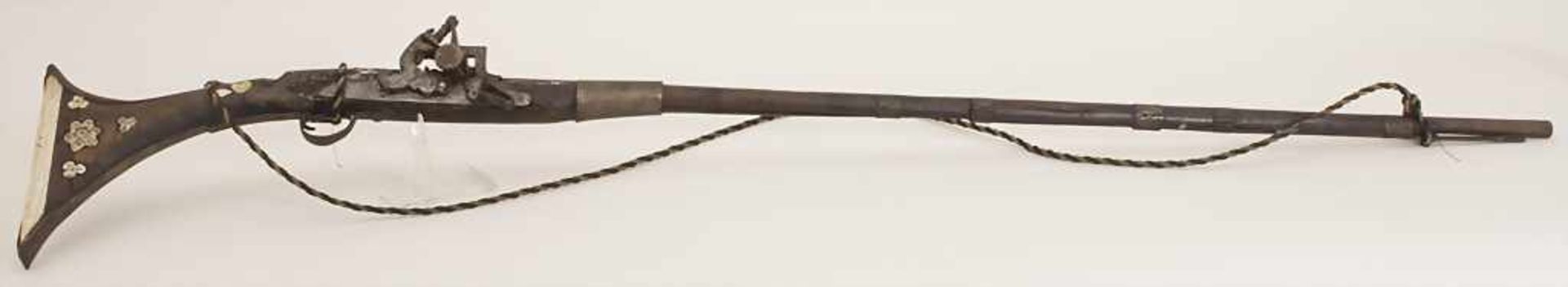 Steinschlossgewehr / A flintflock musket, Nordafrika, 19. Jh.Material: Hartholz, Eisen, - Image 5 of 7