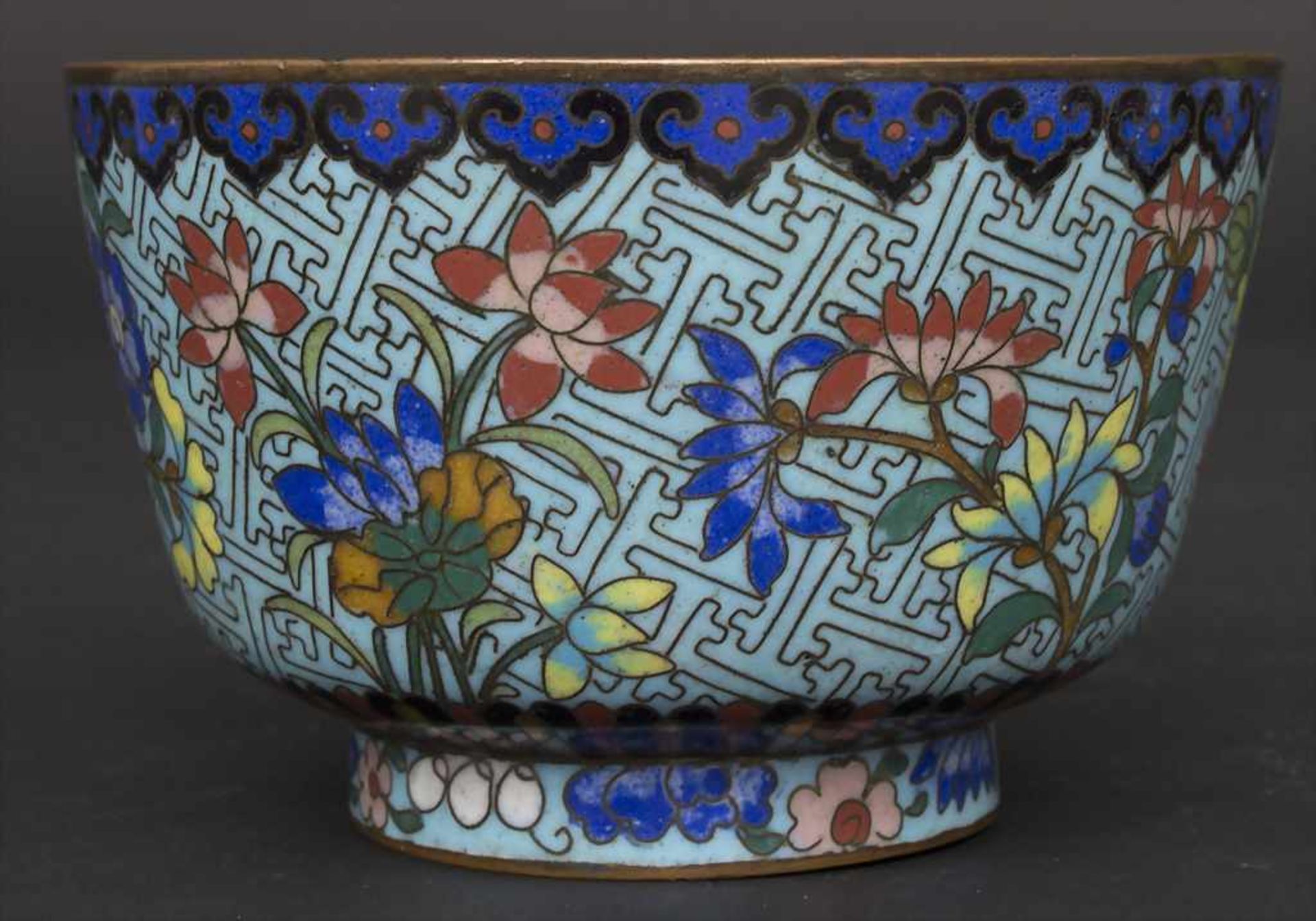 Cloisonné-Kumme 'Blütensträucher' / A Cloisonné bowl 'flowering shrubs', China, um 1900Material: - Bild 4 aus 6