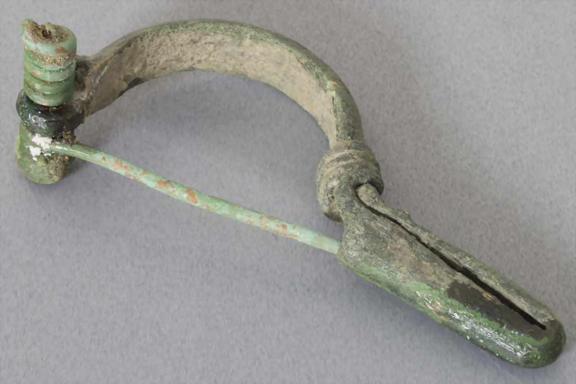 Keltische Fibel / A celtic fibulaMaterial: Bronze,Länge: 5,5 cm,Zustand: gut, alt restauriert, - Image 2 of 2