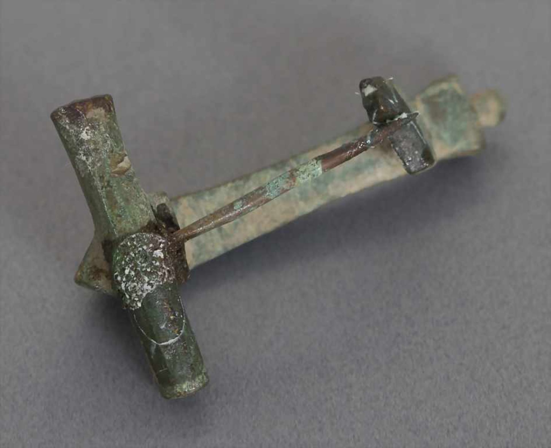 Römische Fibel / A Roman fibulaMaterial: Bronze,Länge: 4,1 cm,Zustand: gut, alt restauriert, - Image 3 of 3
