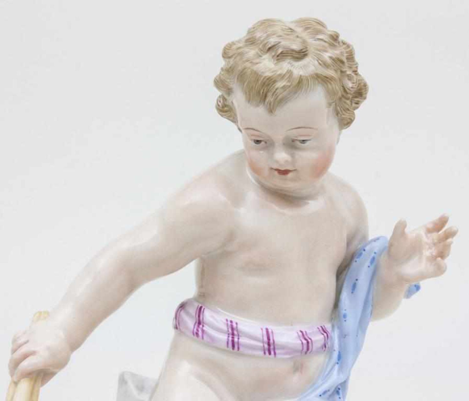 Putto mit Lunte / A Boy With A Fuze, Meissen, ca. 1860Material: Porzellan, bemalt und glasiert, - Bild 5 aus 5