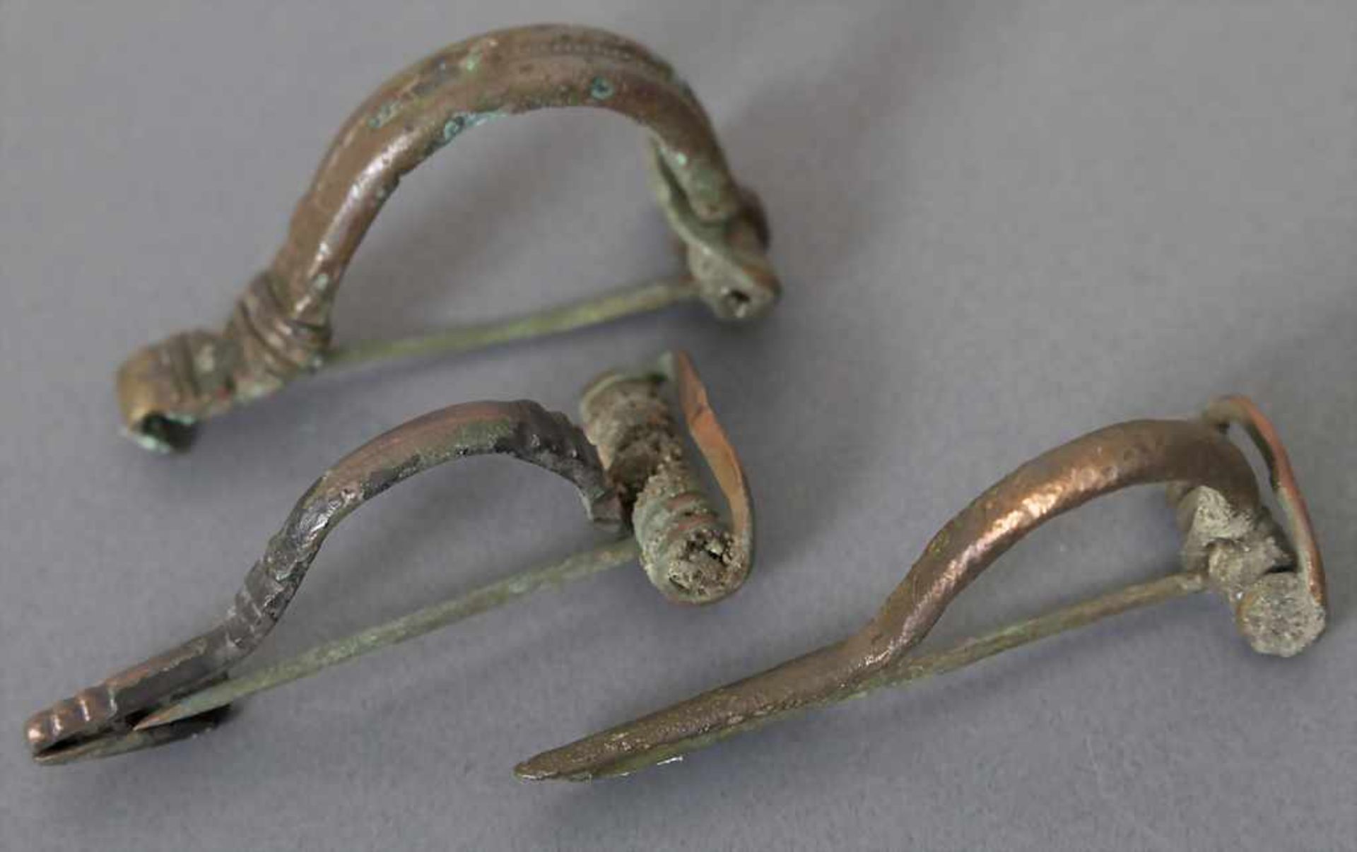 3 Keltische Fibeln / A set of 3 celtic fibulaeMaterial: Bronze,Länge: 4,0 cm, 4,2 cm und 4,6 cm,