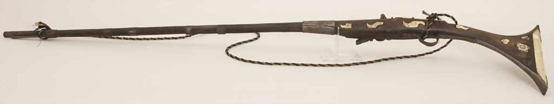 Steinschlossgewehr / A flintflock musket, Nordafrika, 19. Jh.Material: Hartholz, Eisen,