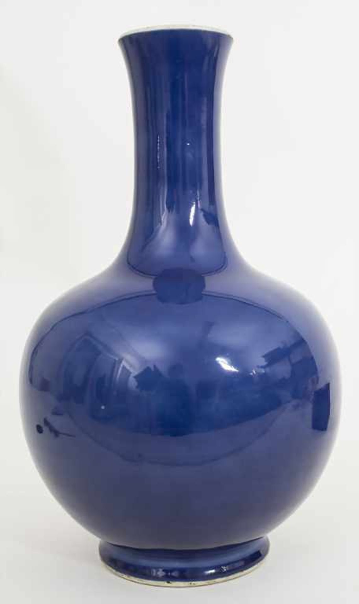 Puderblaue Porzellan-Vase / A powder blue porcelain vase, China, 18. Jh.Material: Porzellan,