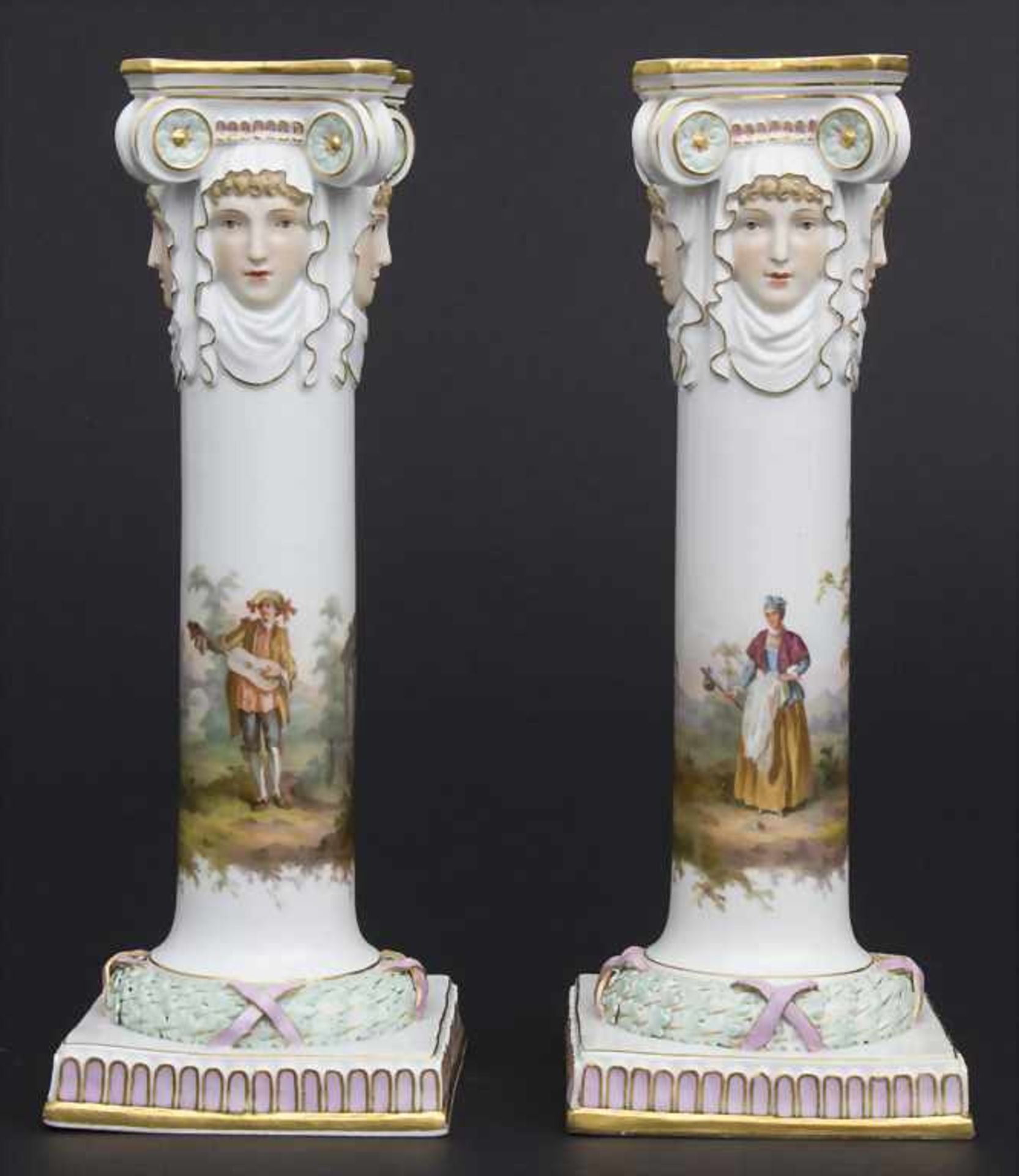 Paar Kerzenleuchter mit galanten Szenen / A pair of candlesticks with courting scenes, Meissen, - Bild 4 aus 11