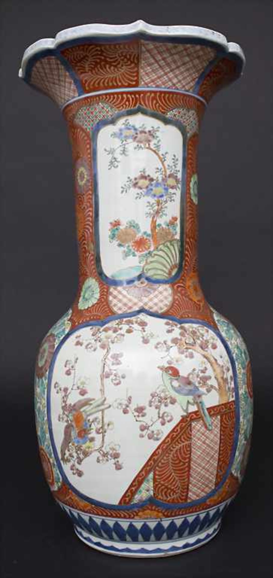 Bodenvase mit Vogel-Blütendekor / A floor vase with birds and flowers, China, um 1900Material:
