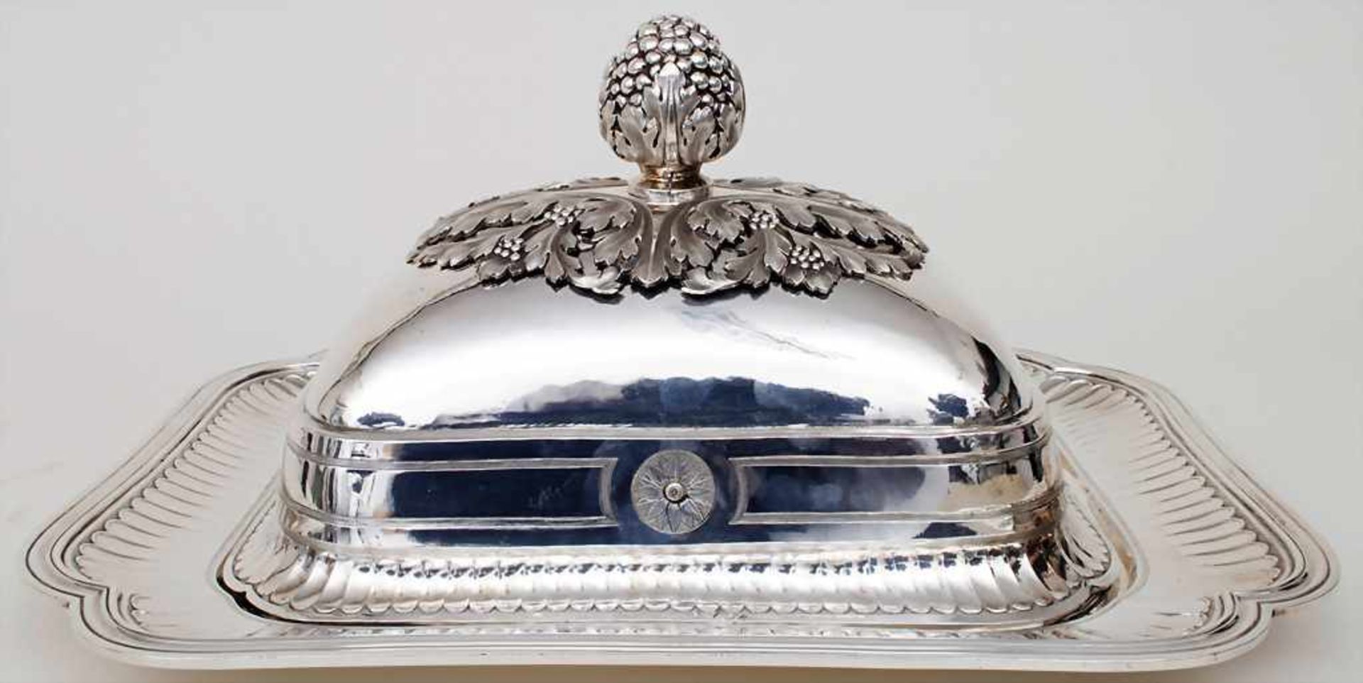 Große Silberplatte mit Glosche / A large silver plate with a cloche, Frankreich, Mitte 19. Jh.