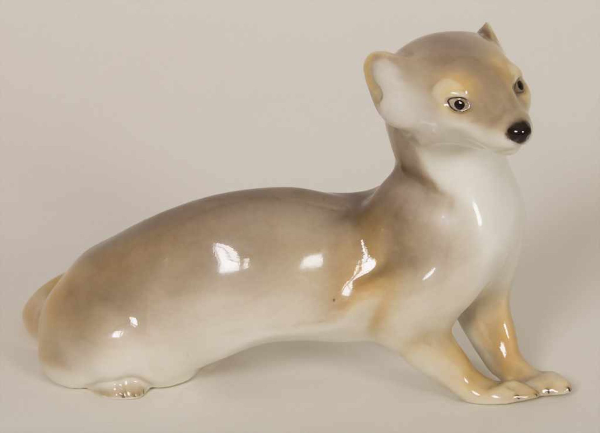 Hermelin (Wiesel) / A stoat or weasel, Theodor Kärner, Nymphenburg, um 1911Material: Porzellan,