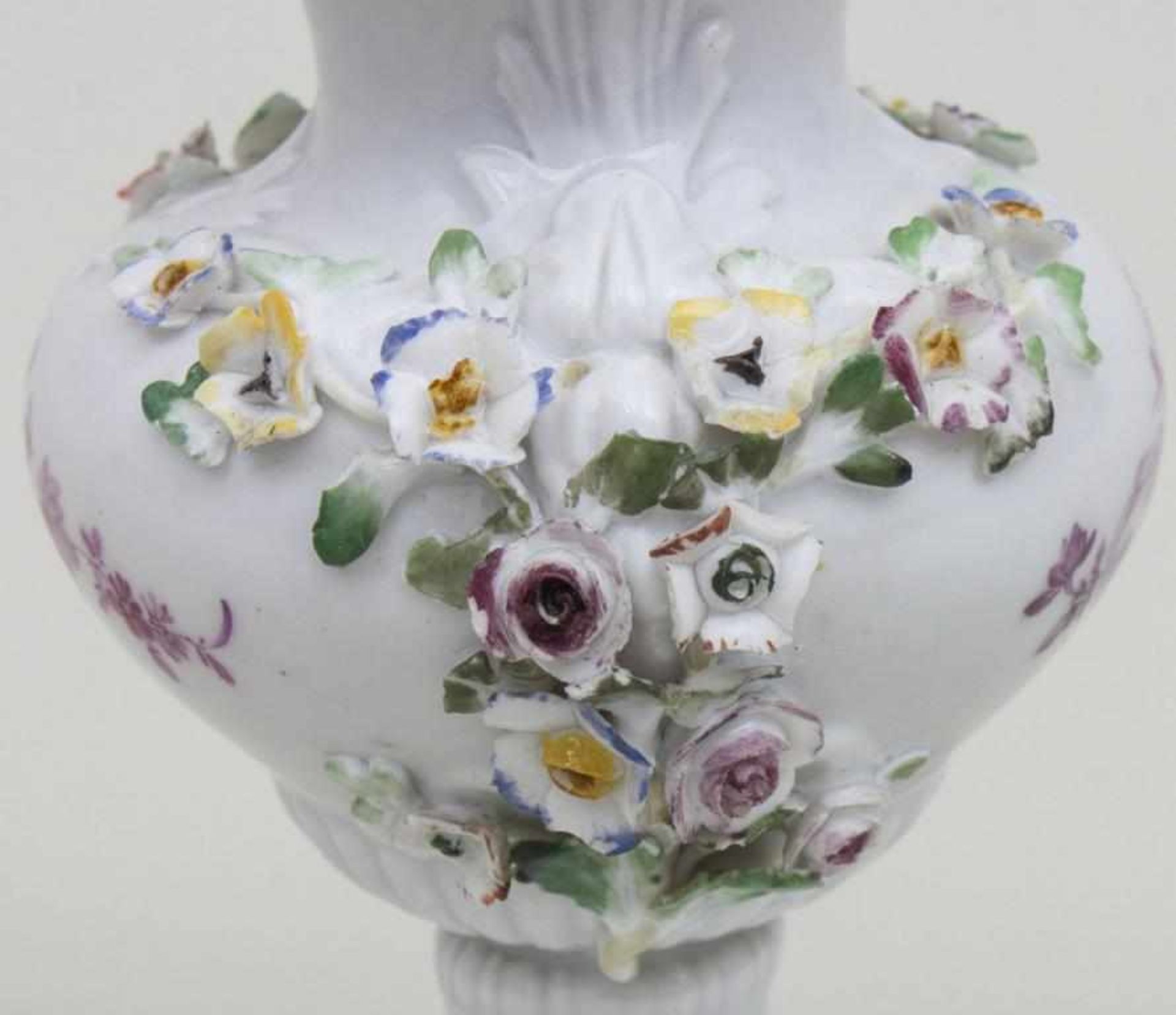 Ziervase mit plastischen Blumengirlanden / Flower Encrusted Vase, Meissen, um / ca. 1880Material: - Bild 3 aus 5